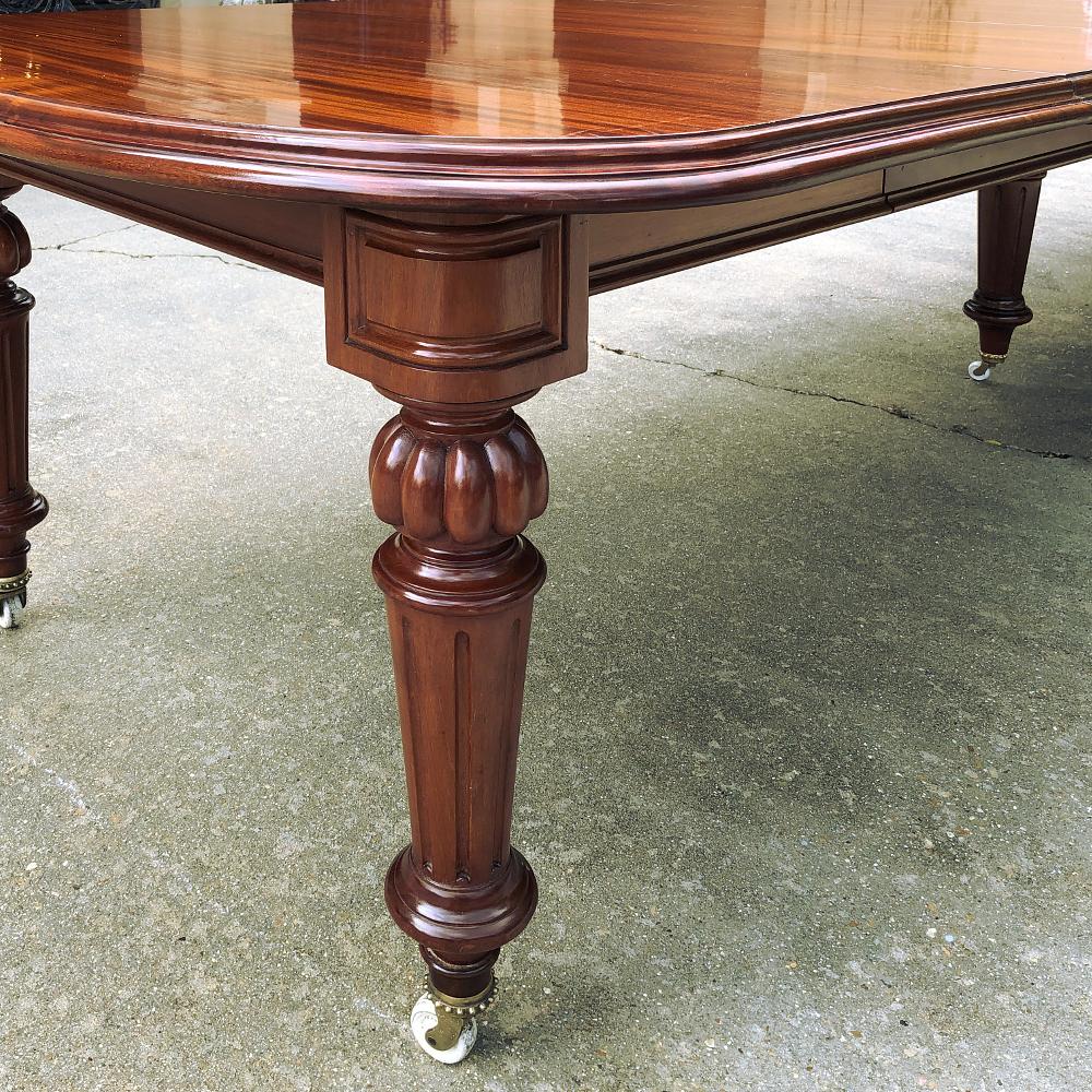 19th Century Mahogany Banquet Table with 5 Leaves 7