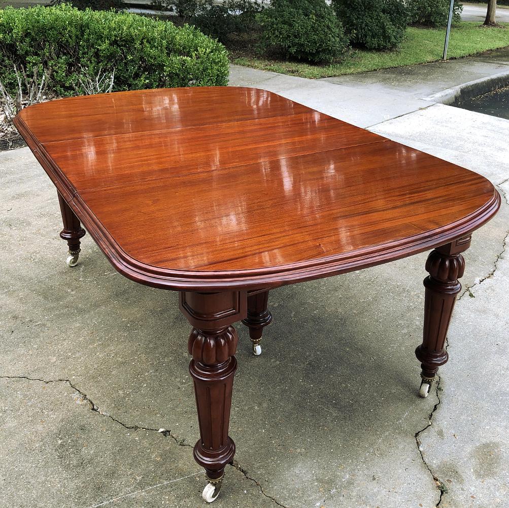 Edwardian 19th Century Mahogany Banquet Table with 5 Leaves