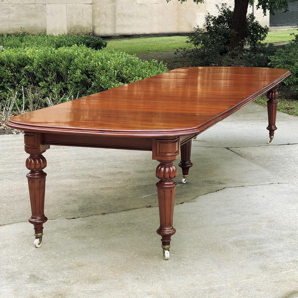 English 19th Century Mahogany Banquet Table with 5 Leaves