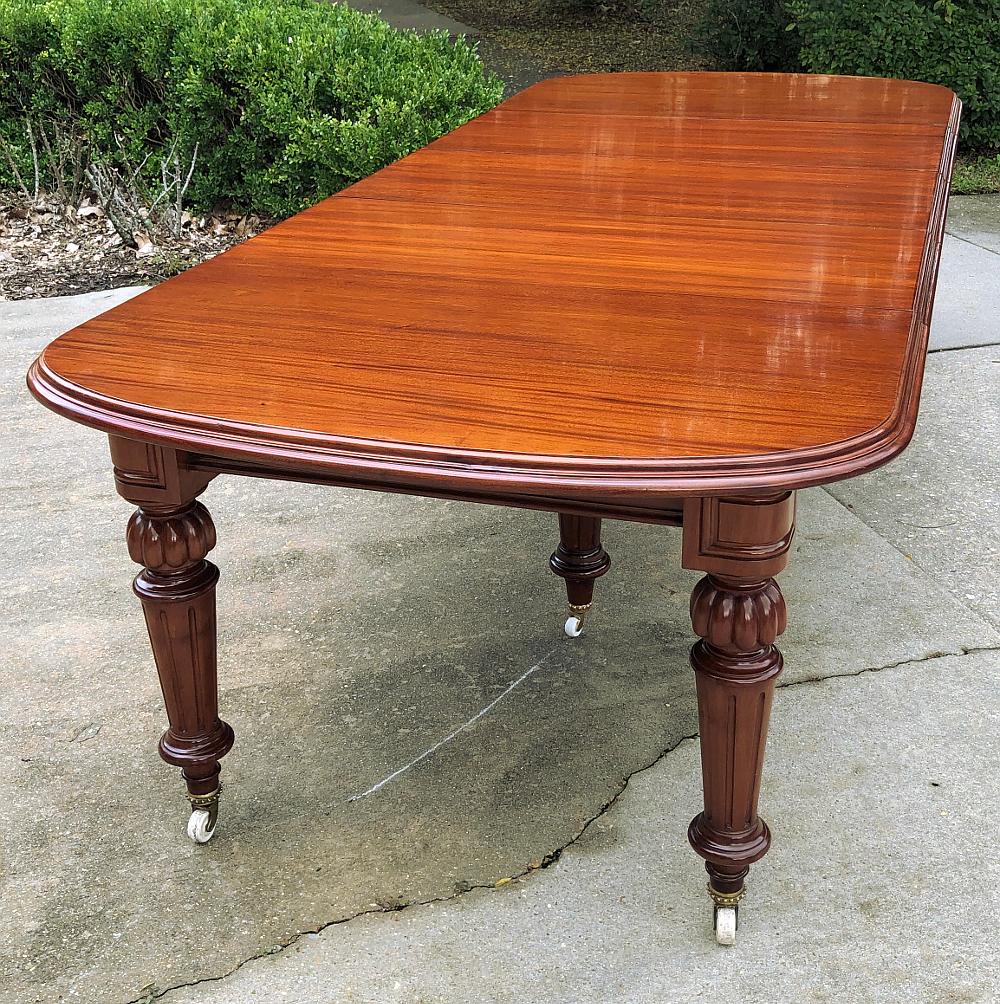 19th Century Mahogany Banquet Table with 5 Leaves In Good Condition In Dallas, TX
