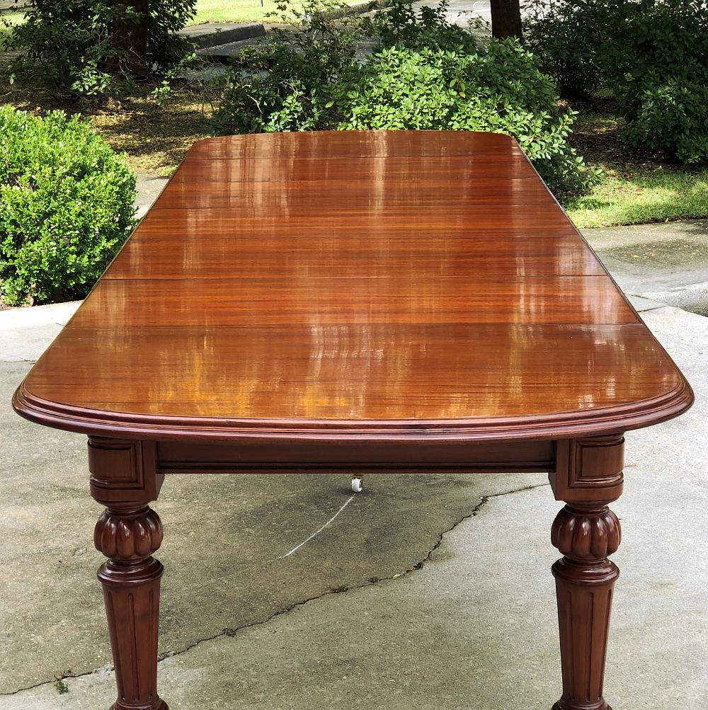 19th Century Mahogany Banquet Table with 5 Leaves 1