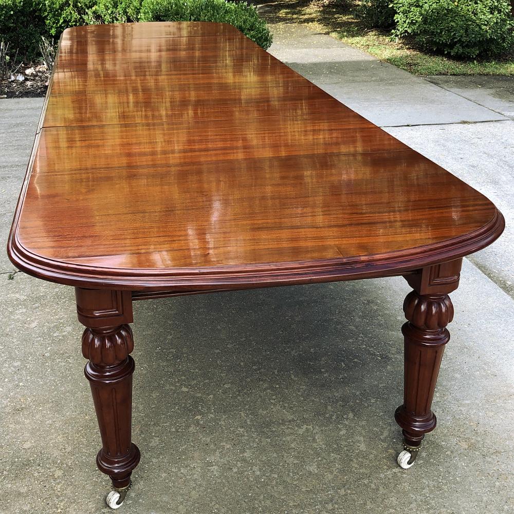 19th Century Mahogany Banquet Table with 5 Leaves 2