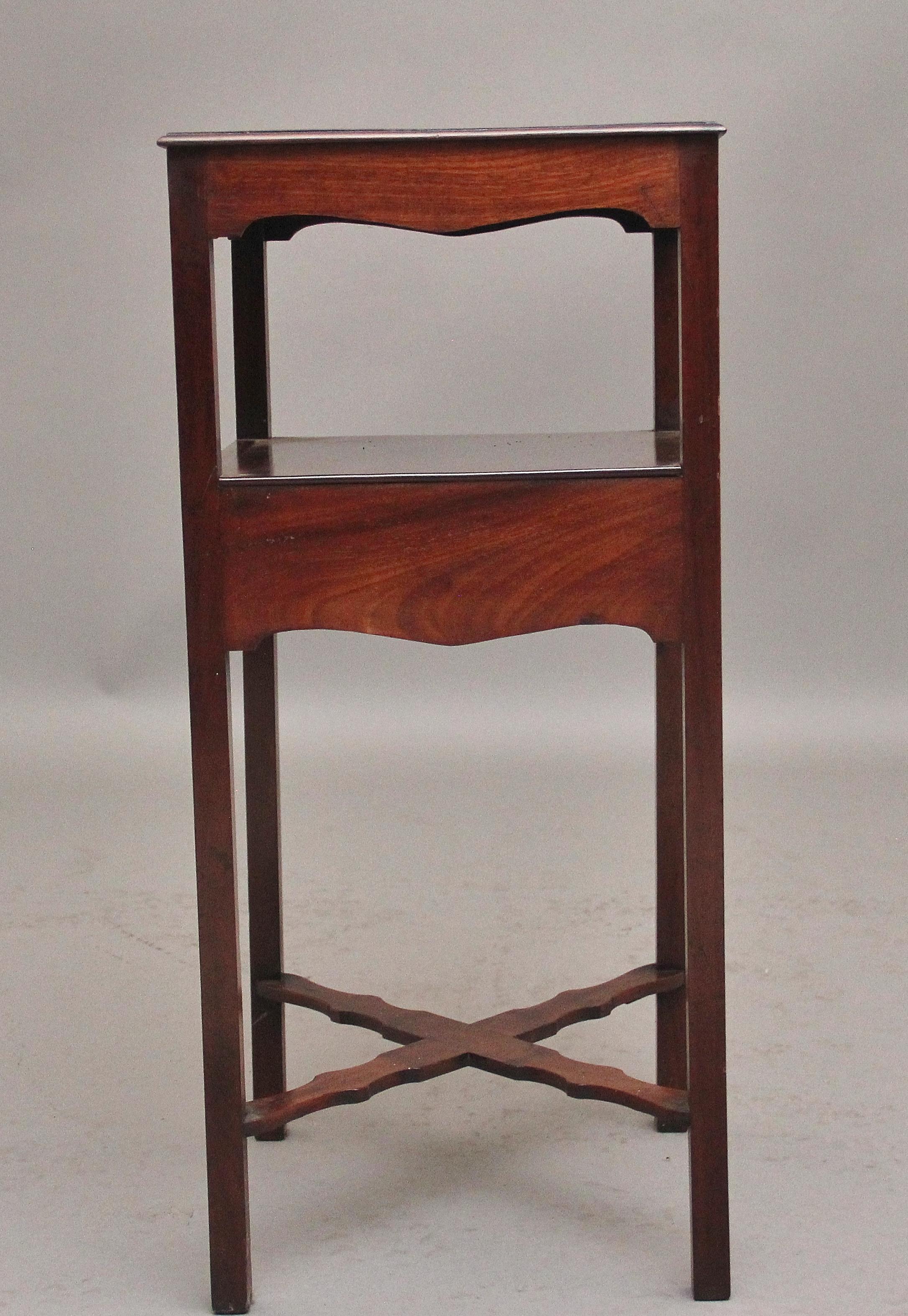 Britannique Table de chevet en acajou du 19e siècle en vente