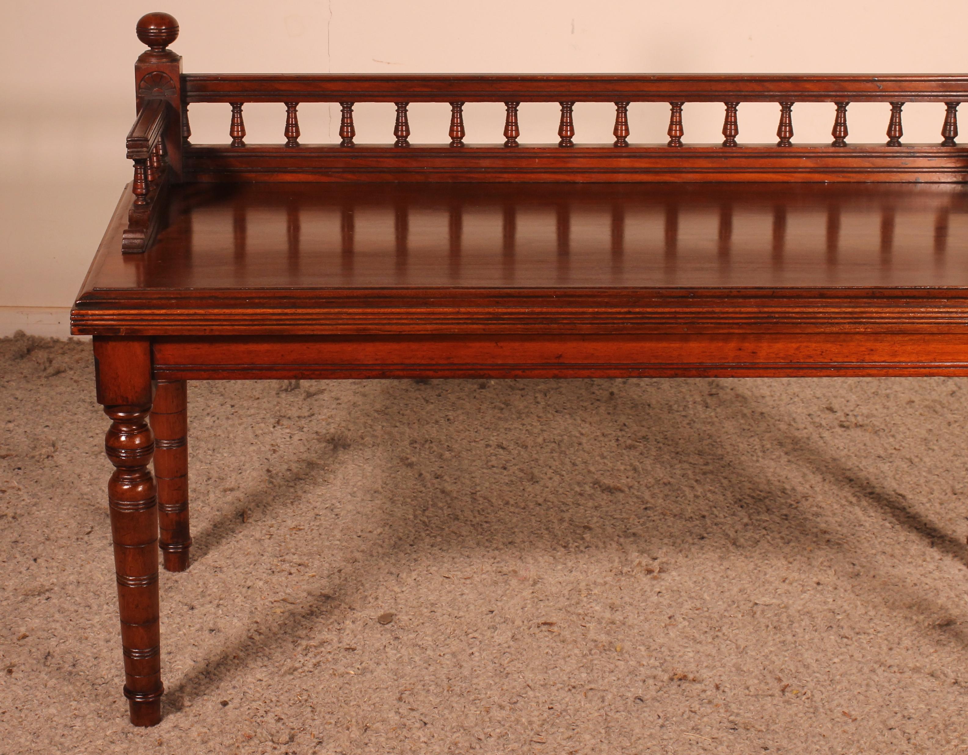 A fine 19th century mahogany bench from England
Very beautiful solid mahogany base with a very beautiful turning and a beautiful decoration on the top
Solid mahogany table top with a very beautiful patina
Superb patina and in perfect condition.