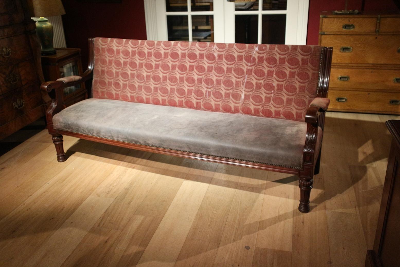 Beautiful antique mahogany sofa from the Victorian era. Very solid bench in solid mahogany. The sofa is in perfect condition except for upholstery. Top quality! Can be used for many purposes. Waiting room, large hall, living room, etc. Can also be