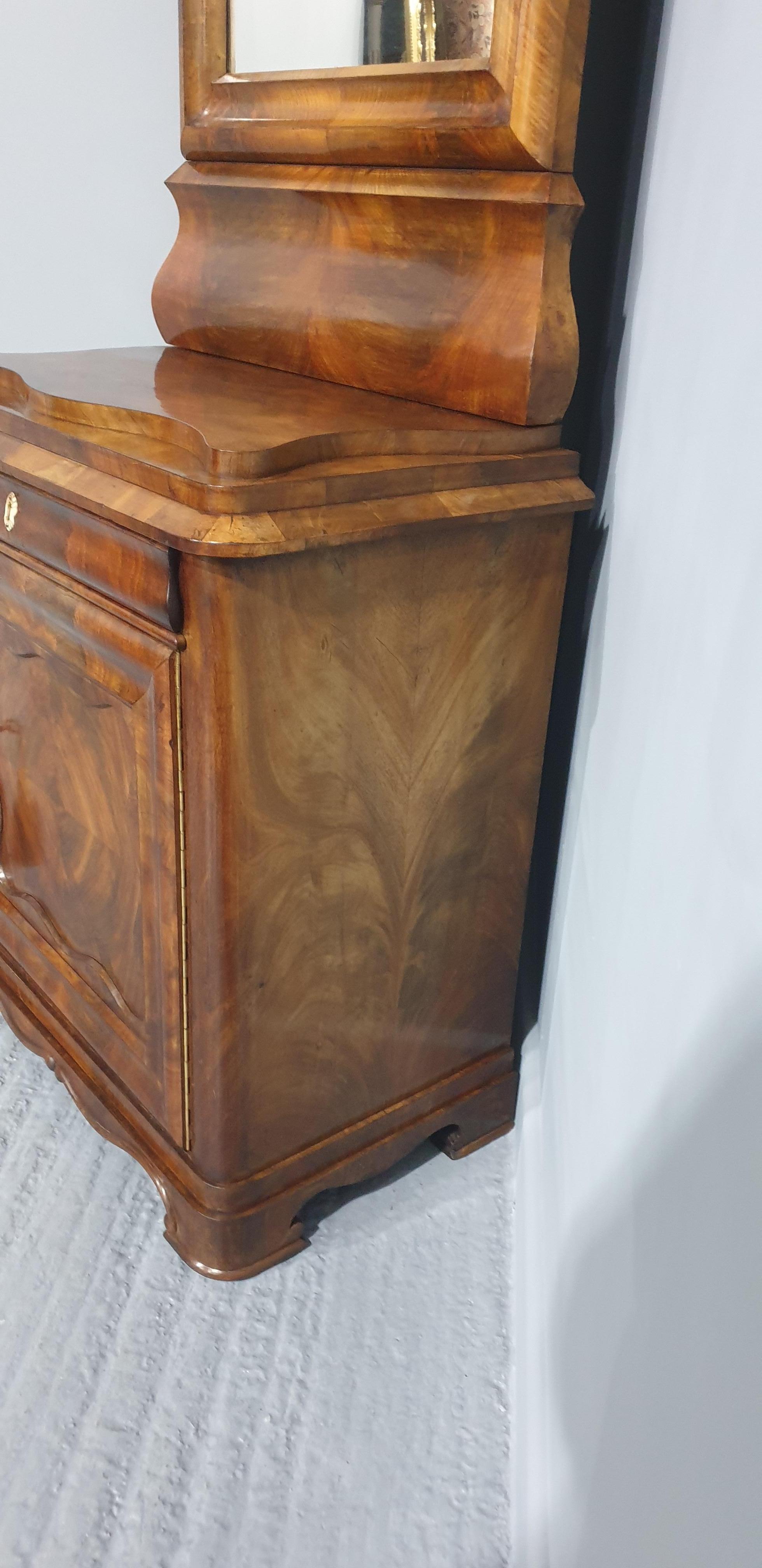 Consola Biedermeier de caoba del siglo XIX con espejo en venta 7