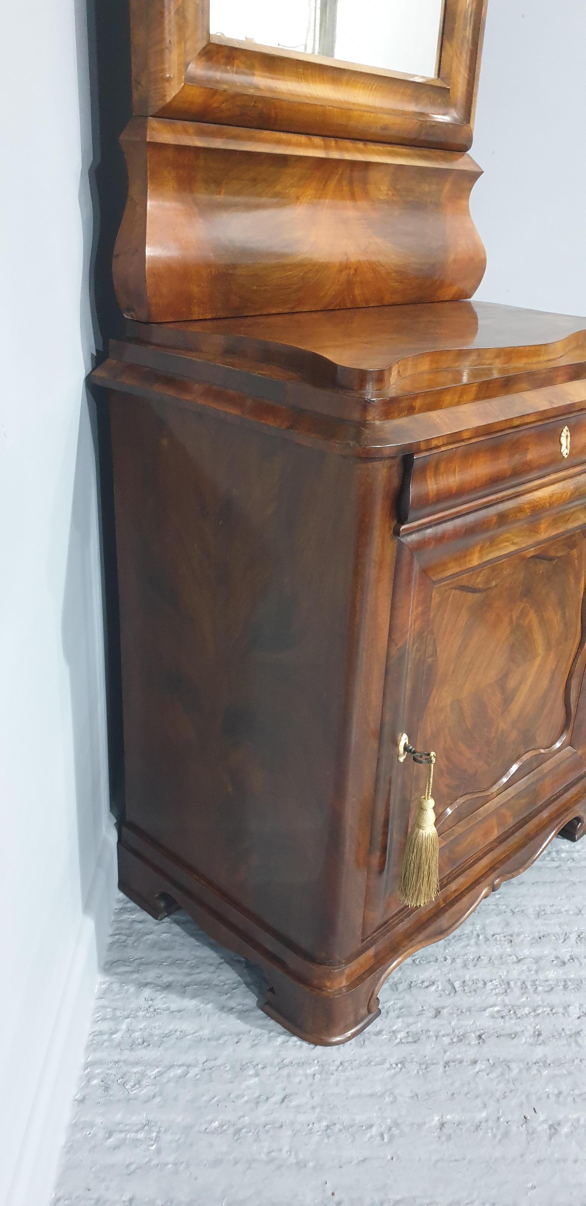 Consola Biedermeier de caoba del siglo XIX con espejo en venta 8