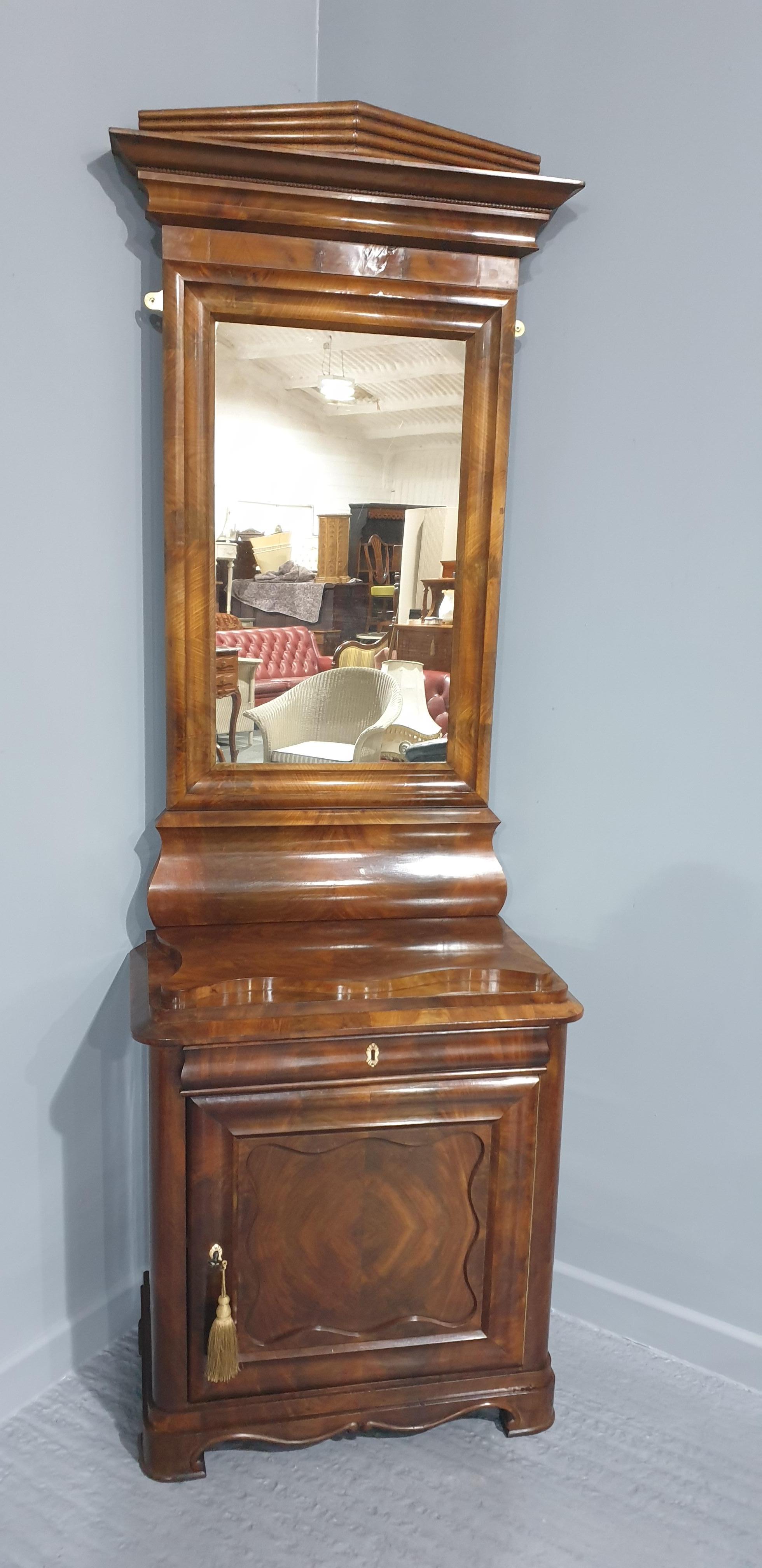 Un estupendo mueble Biedermeier de un solo cajón y armario con espejo de muelle a juego, excelente color y estado.