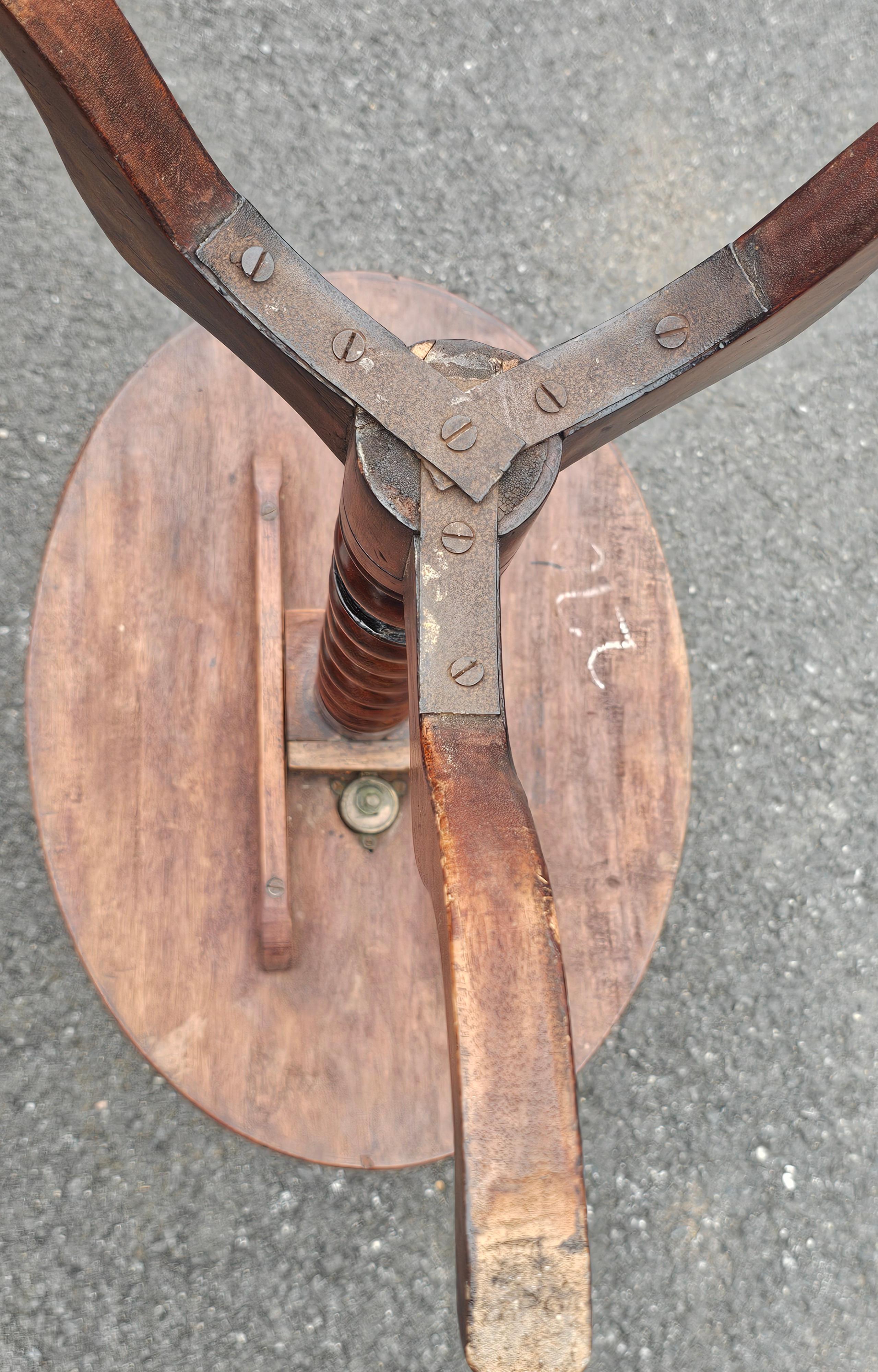 19th Century Mahogany Bobbin Pedestal Oval Side Table Candle Stand For Sale 5