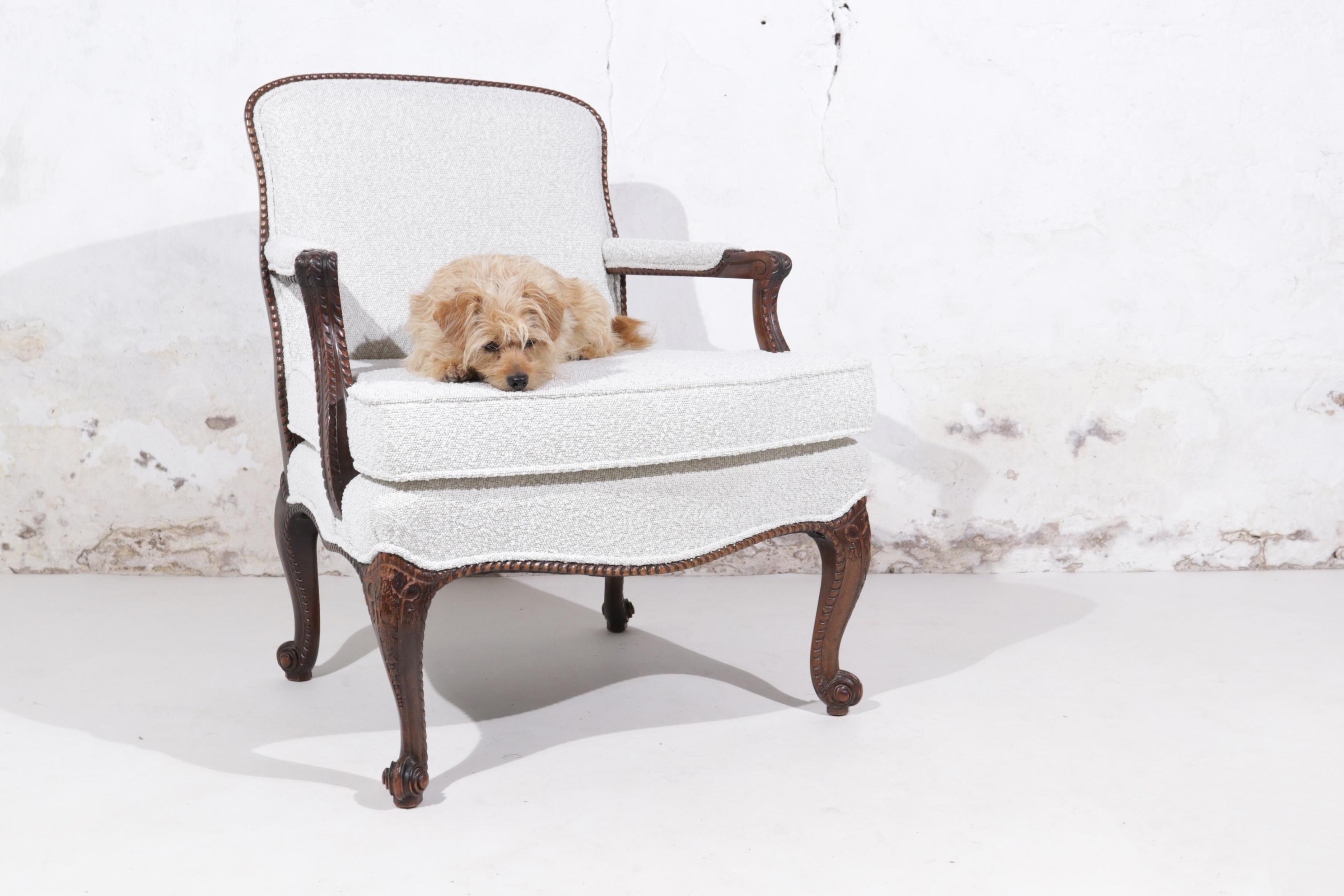 Beautiful loungechair with continuous tear-drop carving in the frame and reupholstered with a off white Boucle fabric.


We have a set of two, see our other listed items for number two.
 