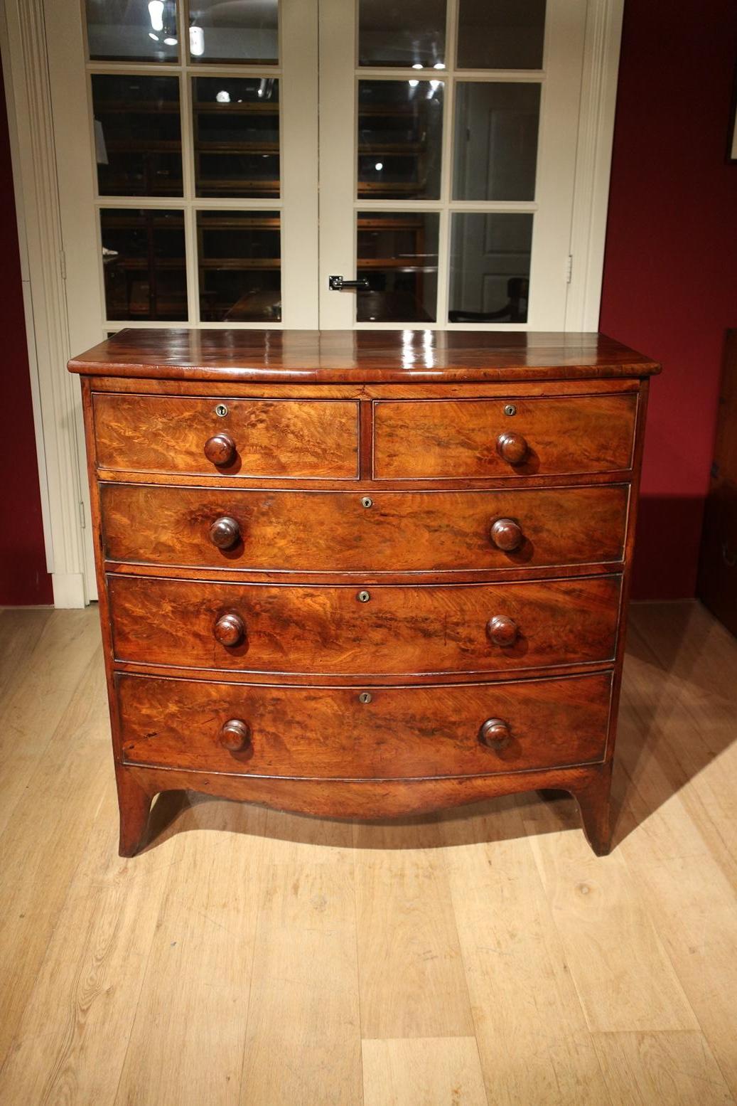 Beautiful antique mahogany bow front chest of drawers in completely original condition. The mahogany has a beautiful drawing and a superb colour.

Origin: England

Period: Approx. 1840-1860

Size: 105cm x 53cm x H 104cm.
