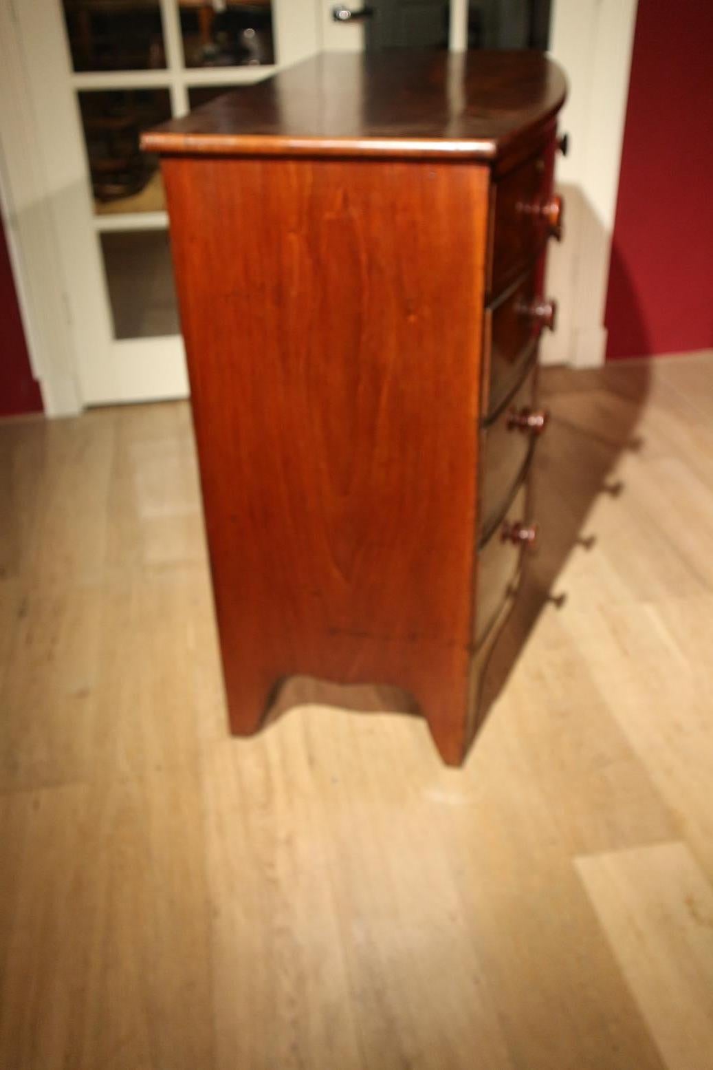 19th Century Mahogany Bow Front Chest of Drawers In Good Condition In Eindhoven, NL