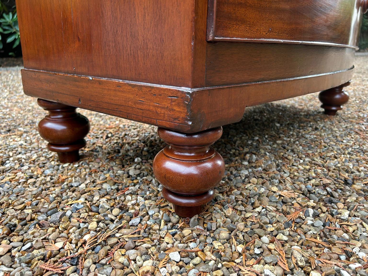 Cassettiera ad arco in mogano del XIX secolo in vendita 5