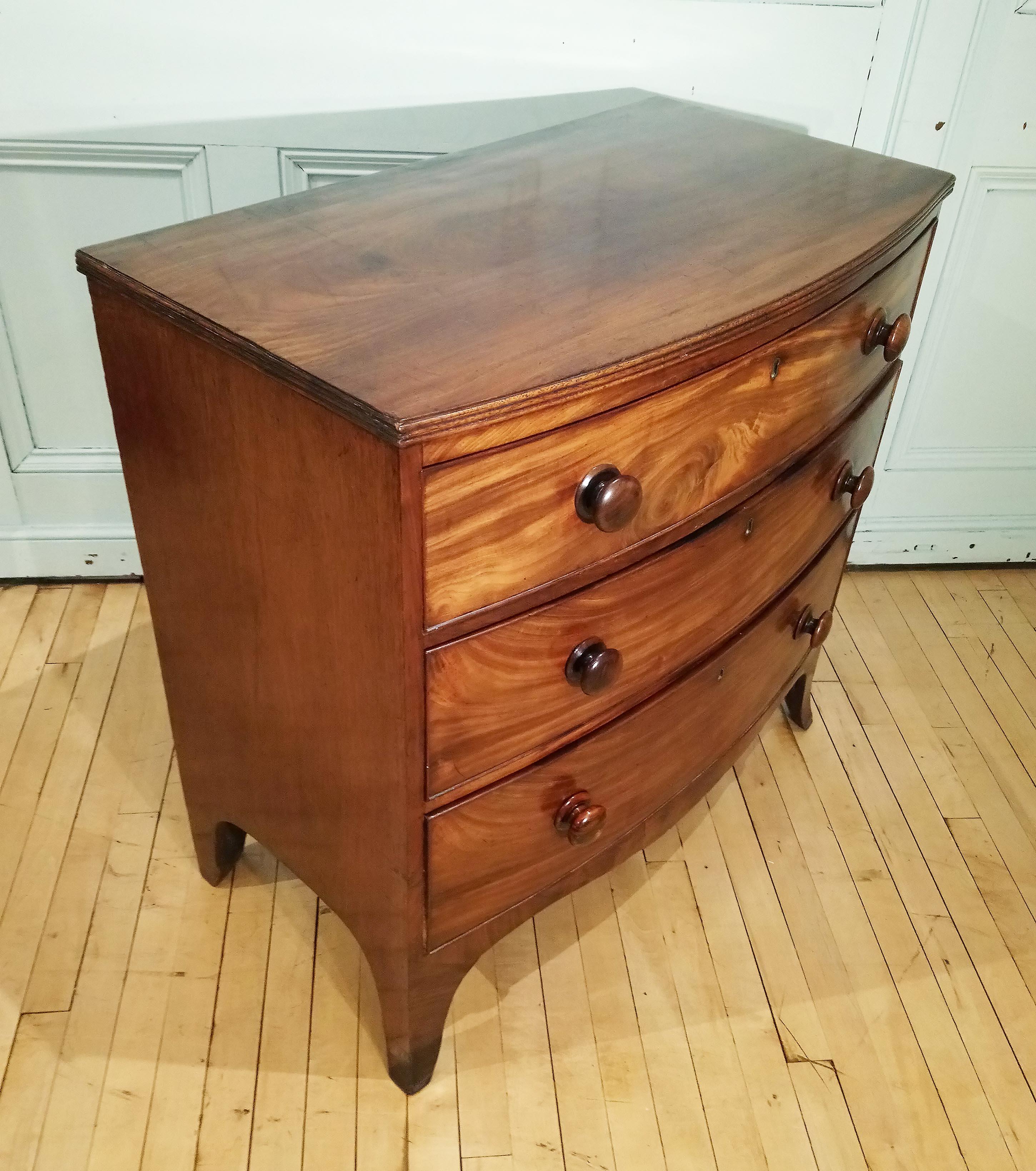 19th Century Mahogany Bow Fronted Chest of Drawers 3