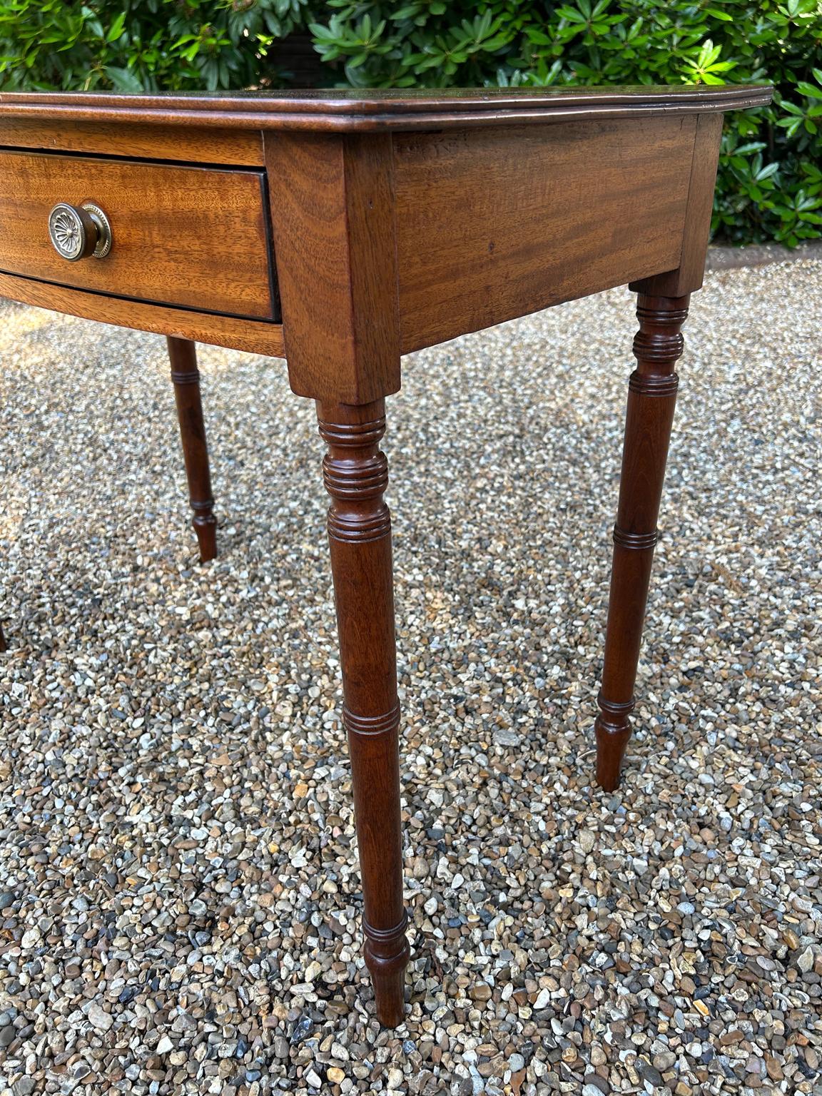 19th Century Mahogany Bow-Fronted Side Table For Sale 4