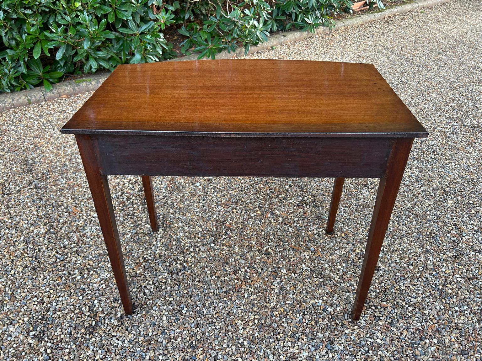 Table d'appoint en acajou du 19e siècle avec arceau en vente 2