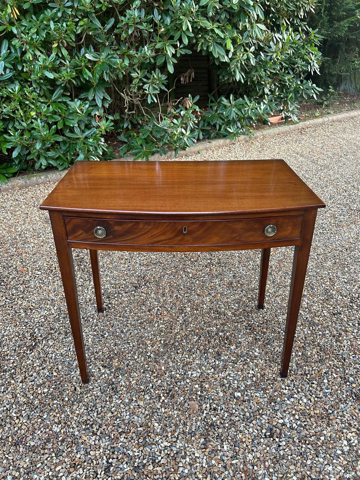 Table d'appoint en acajou du 19e siècle avec un seul tiroir en acajou, des poignées rondes en laiton et une clé en état de marche.

Circa : 1850

Dimensions :
Hauteur :   28 pouces -  71 cm
Largeur :    35 pouces -  81 cm
Profondeur :   18 pouces - 