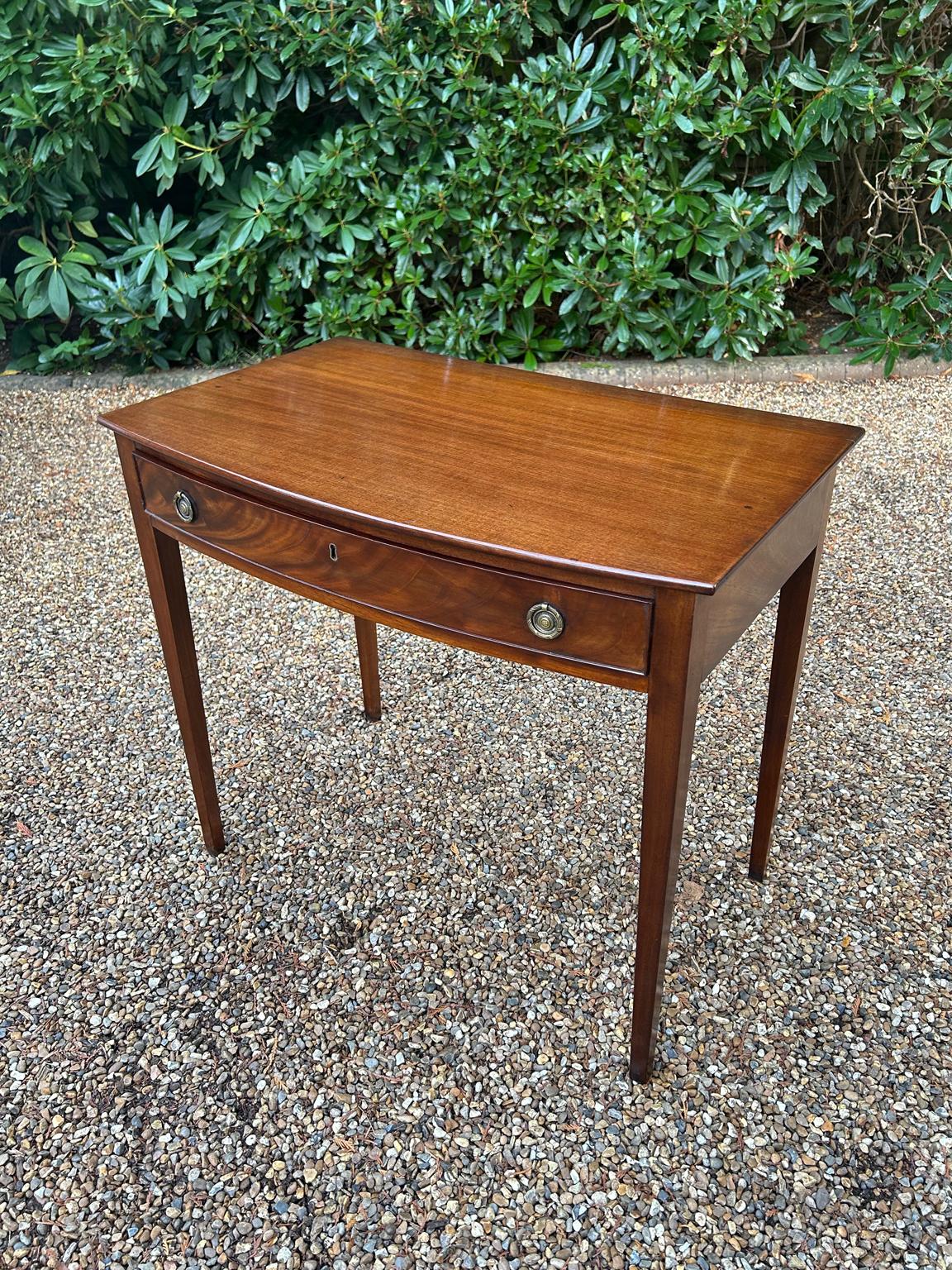 Georgien Table d'appoint en acajou du 19e siècle avec arceau en vente
