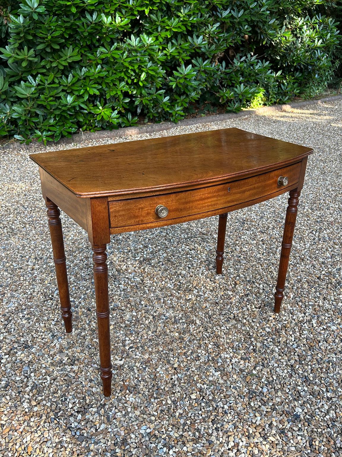 English 19th Century Mahogany Bow-Fronted Side Table For Sale
