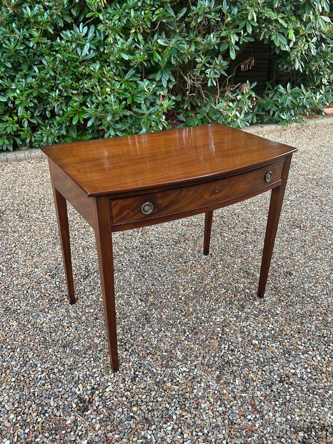 Anglais Table d'appoint en acajou du 19e siècle avec arceau en vente
