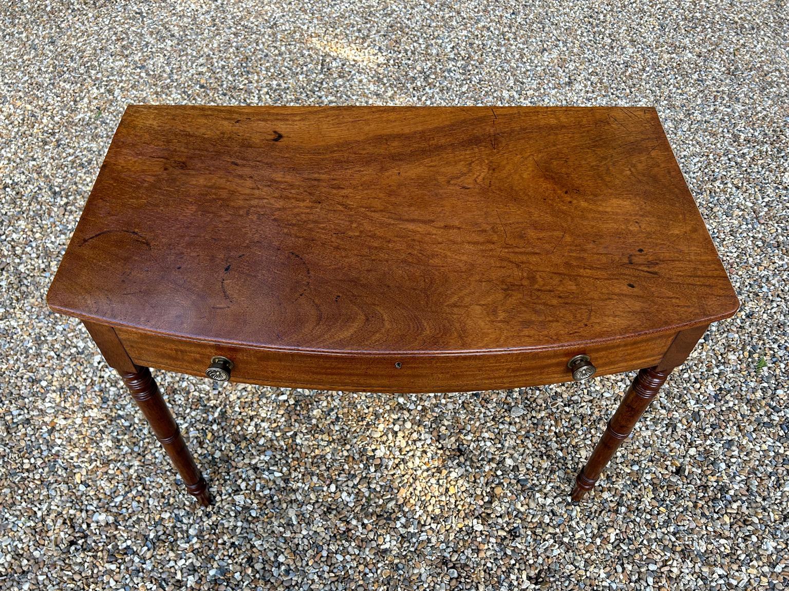 19th Century Mahogany Bow-Fronted Side Table In Good Condition For Sale In Richmond, Surrey