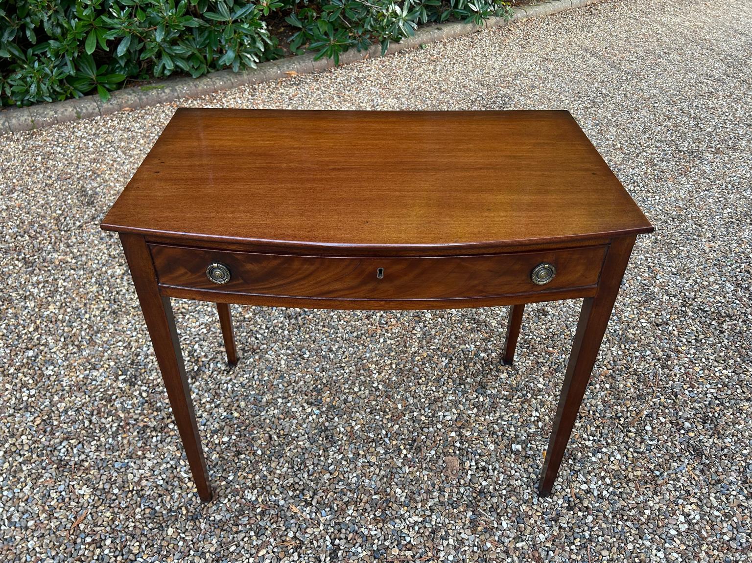 Table d'appoint en acajou du 19e siècle avec arceau Bon état - En vente à Richmond, Surrey