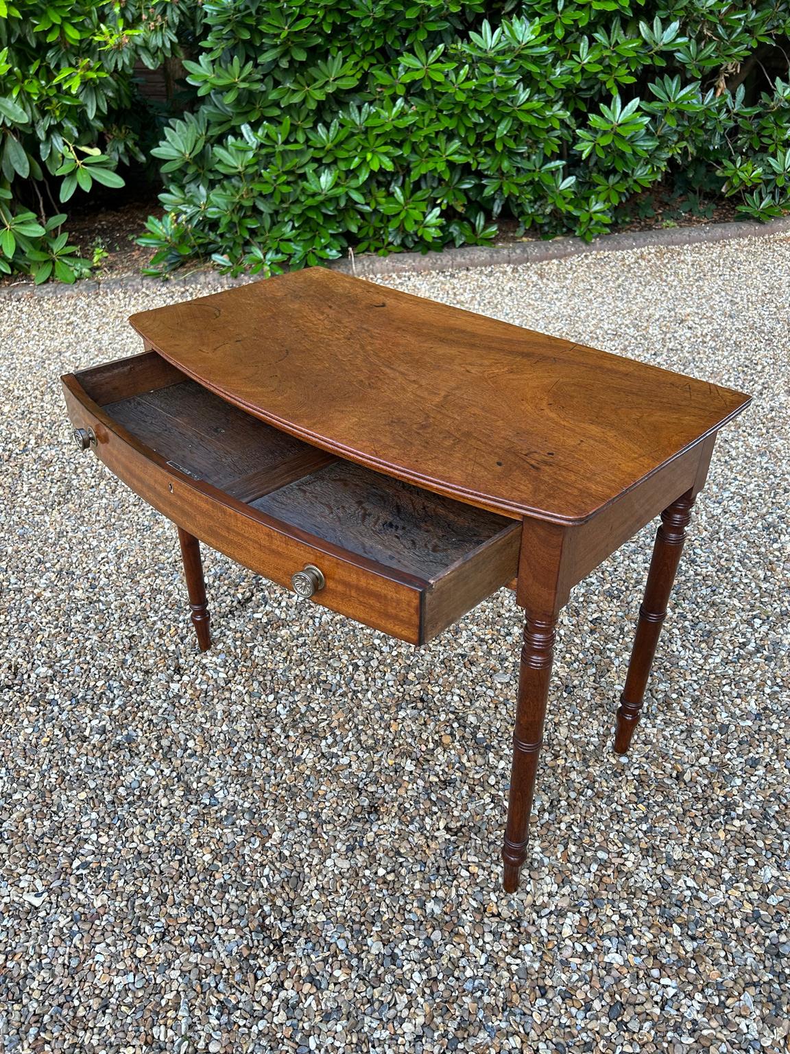 19th Century Mahogany Bow-Fronted Side Table For Sale 1