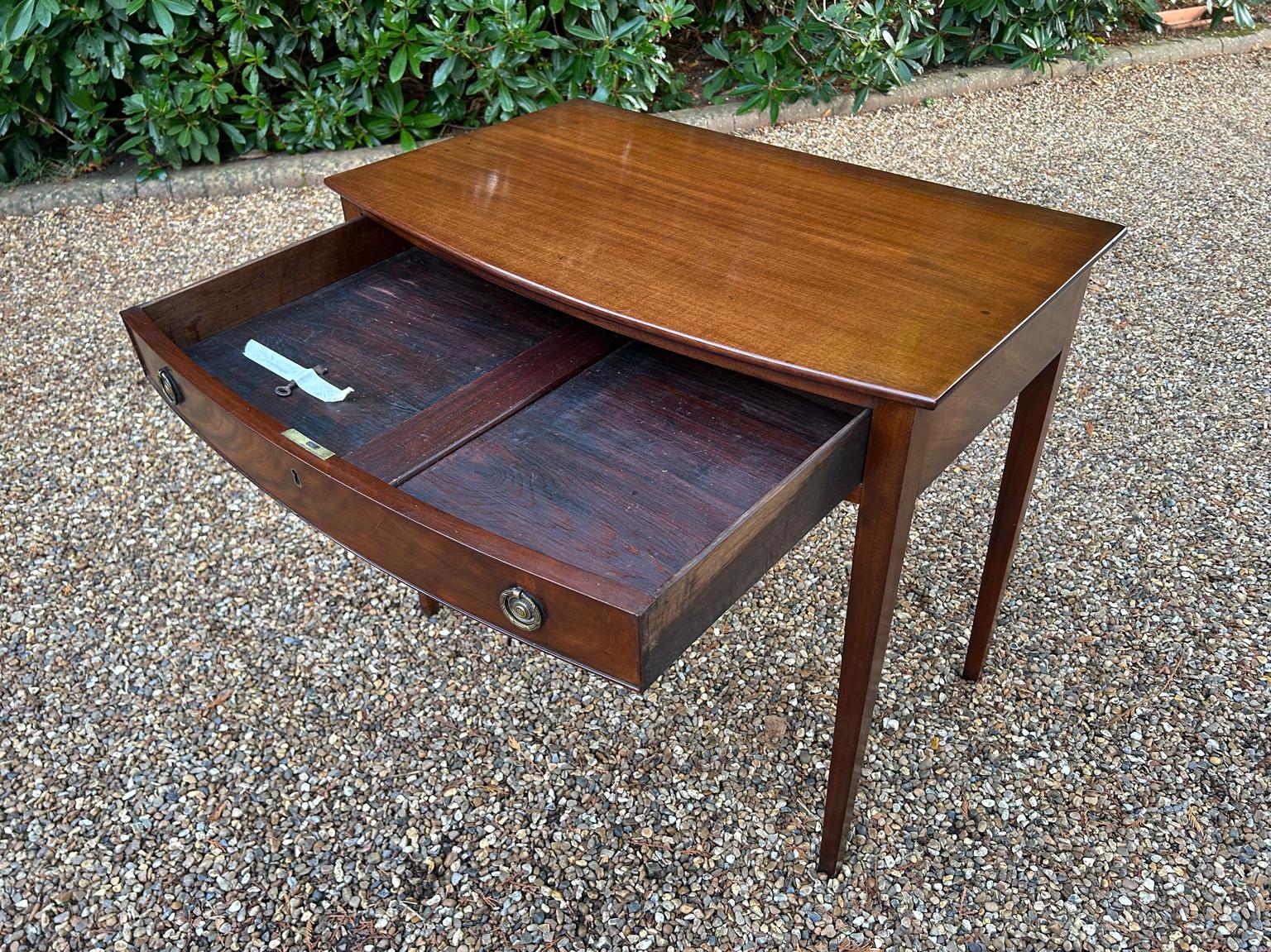 XIXe siècle Table d'appoint en acajou du 19e siècle avec arceau en vente