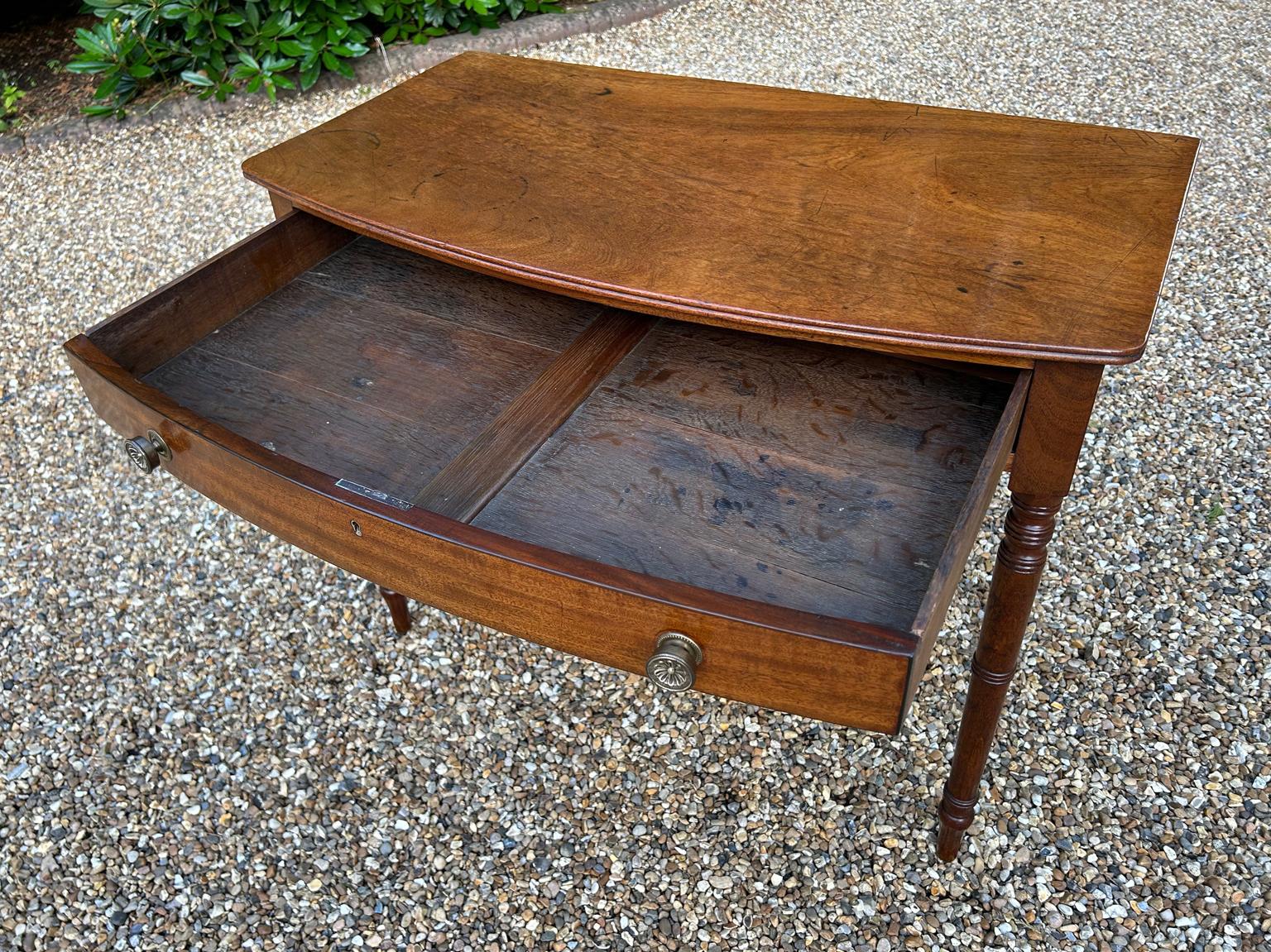 19th Century Mahogany Bow-Fronted Side Table For Sale 2