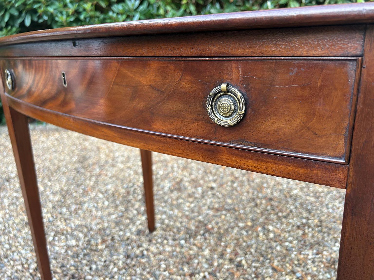 Acajou Table d'appoint en acajou du 19e siècle avec arceau en vente
