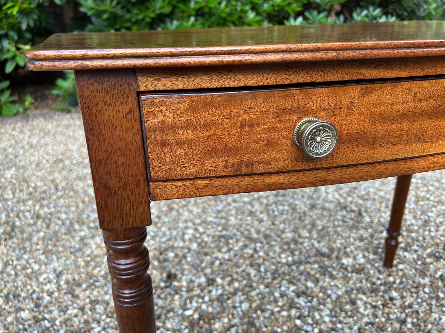 19th Century Mahogany Bow-Fronted Side Table For Sale 3