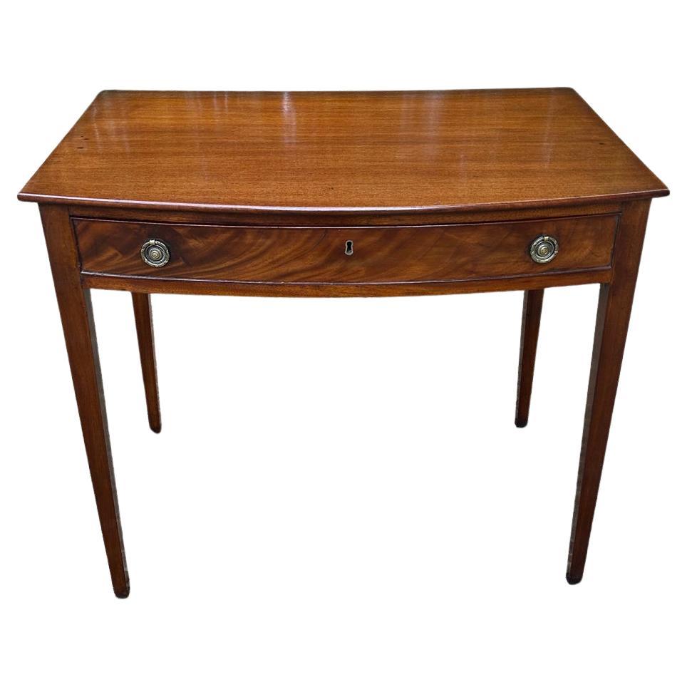 Table d'appoint en acajou du 19e siècle avec arceau