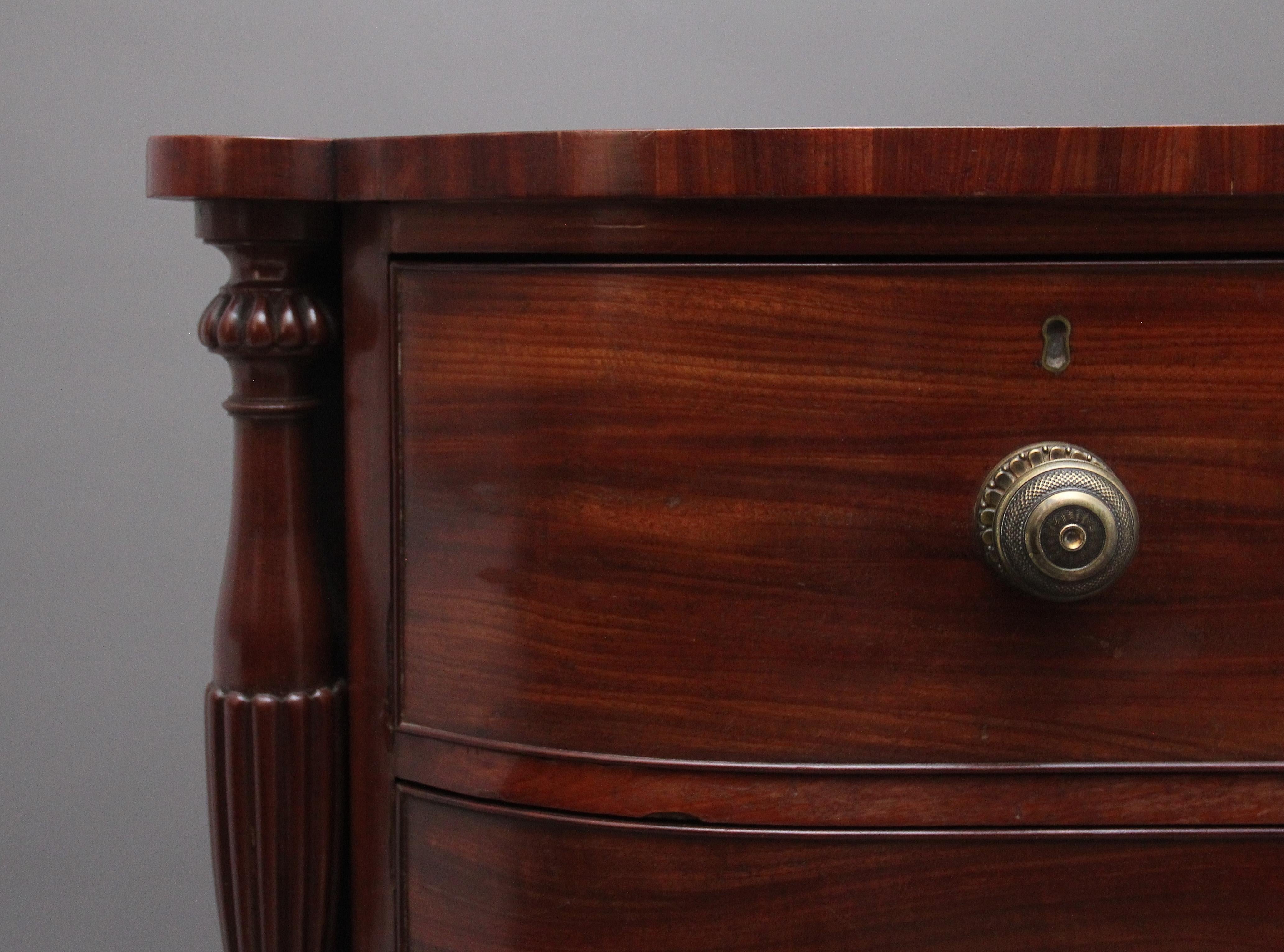 Un grande e imponente cassettone in mogano del XIX secolo, con un bel piano sagomato e figurato sopra una selezione di due cassetti corti e tre lunghi rivestiti in Oak con maniglie originali in ottone tornito e inciso; vale la pena notare che le