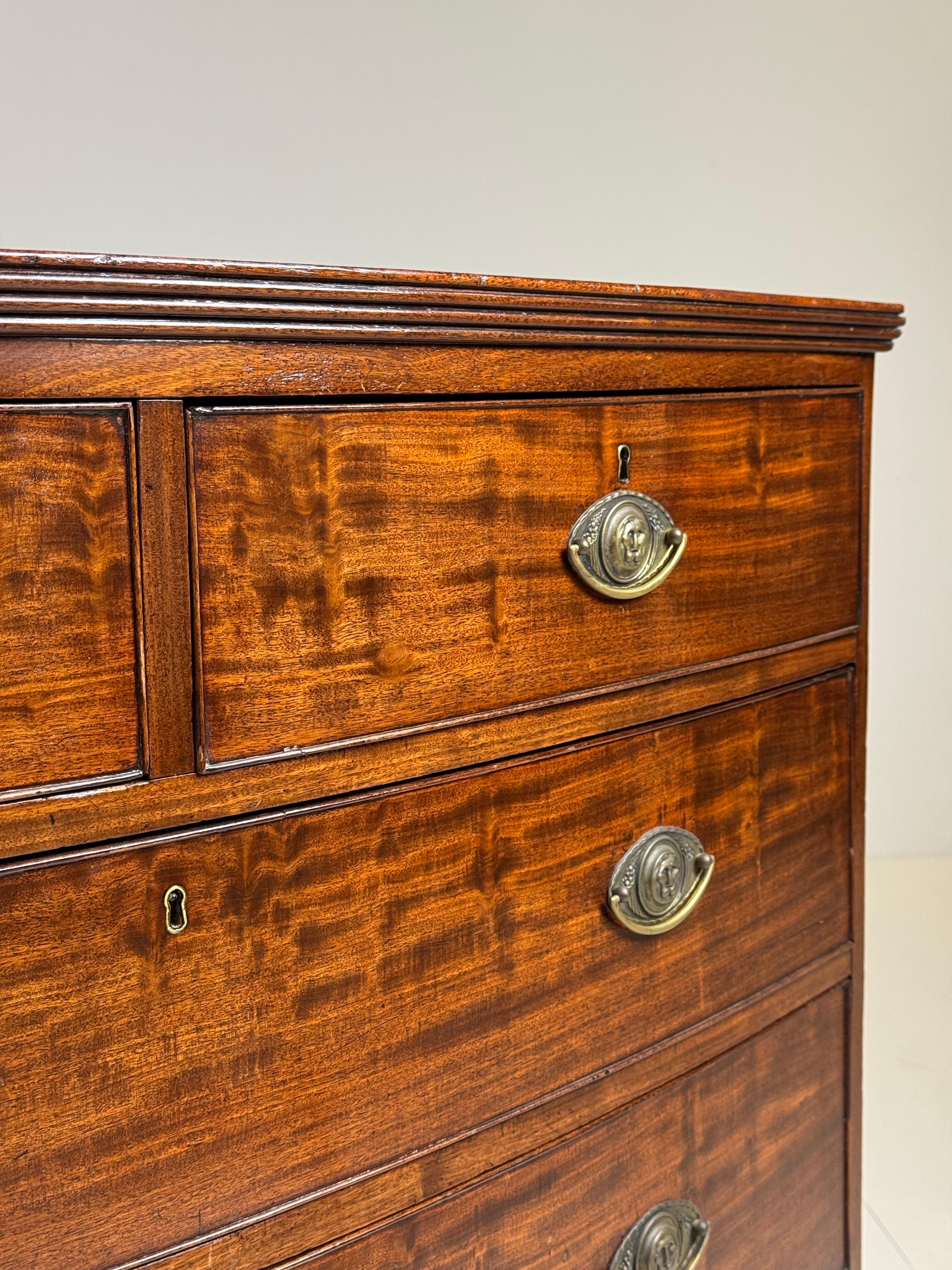 Commode ad arco in mogano del XIX secolo in vendita 6