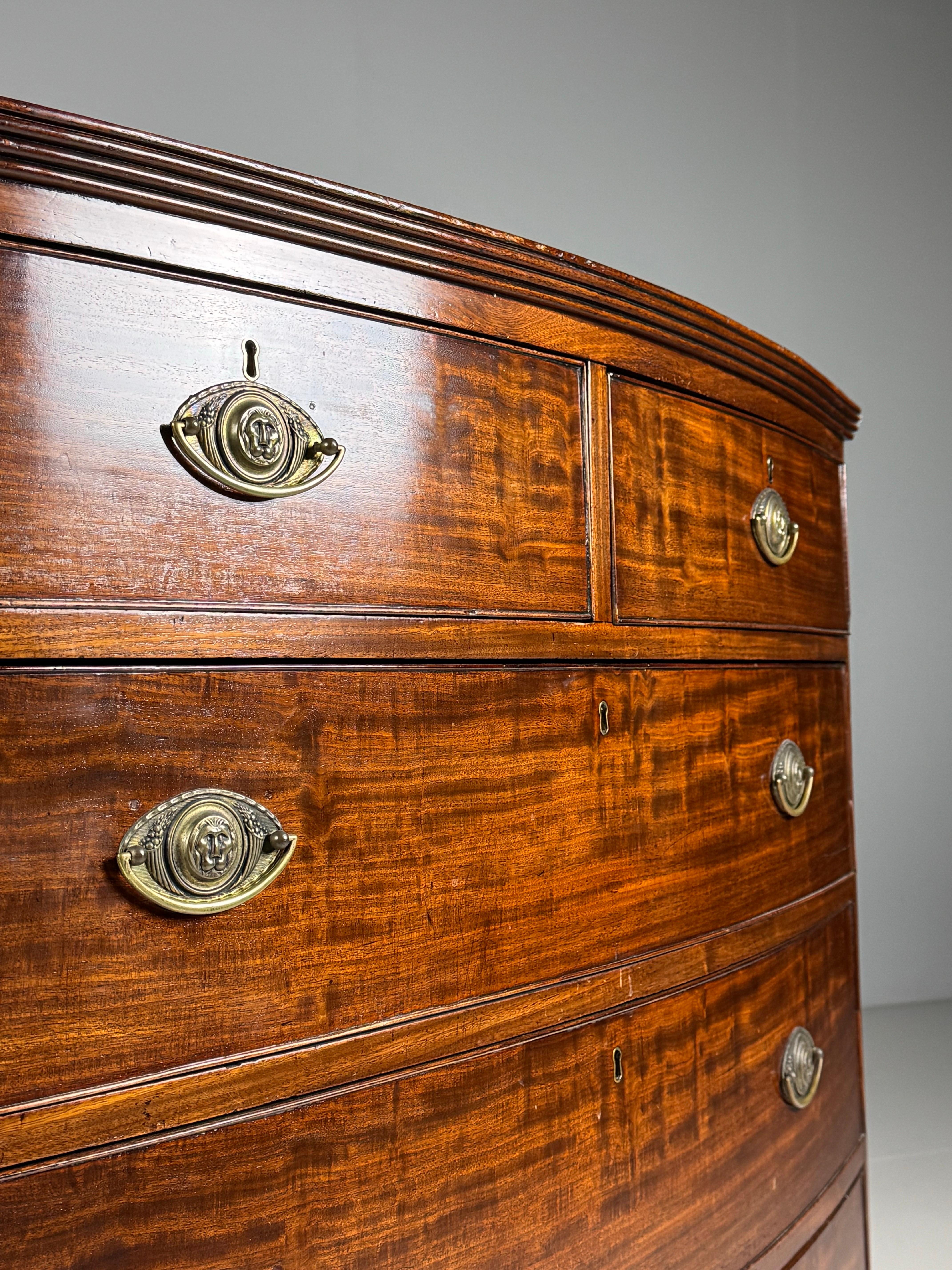 Commode ad arco in mogano del XIX secolo in vendita 7