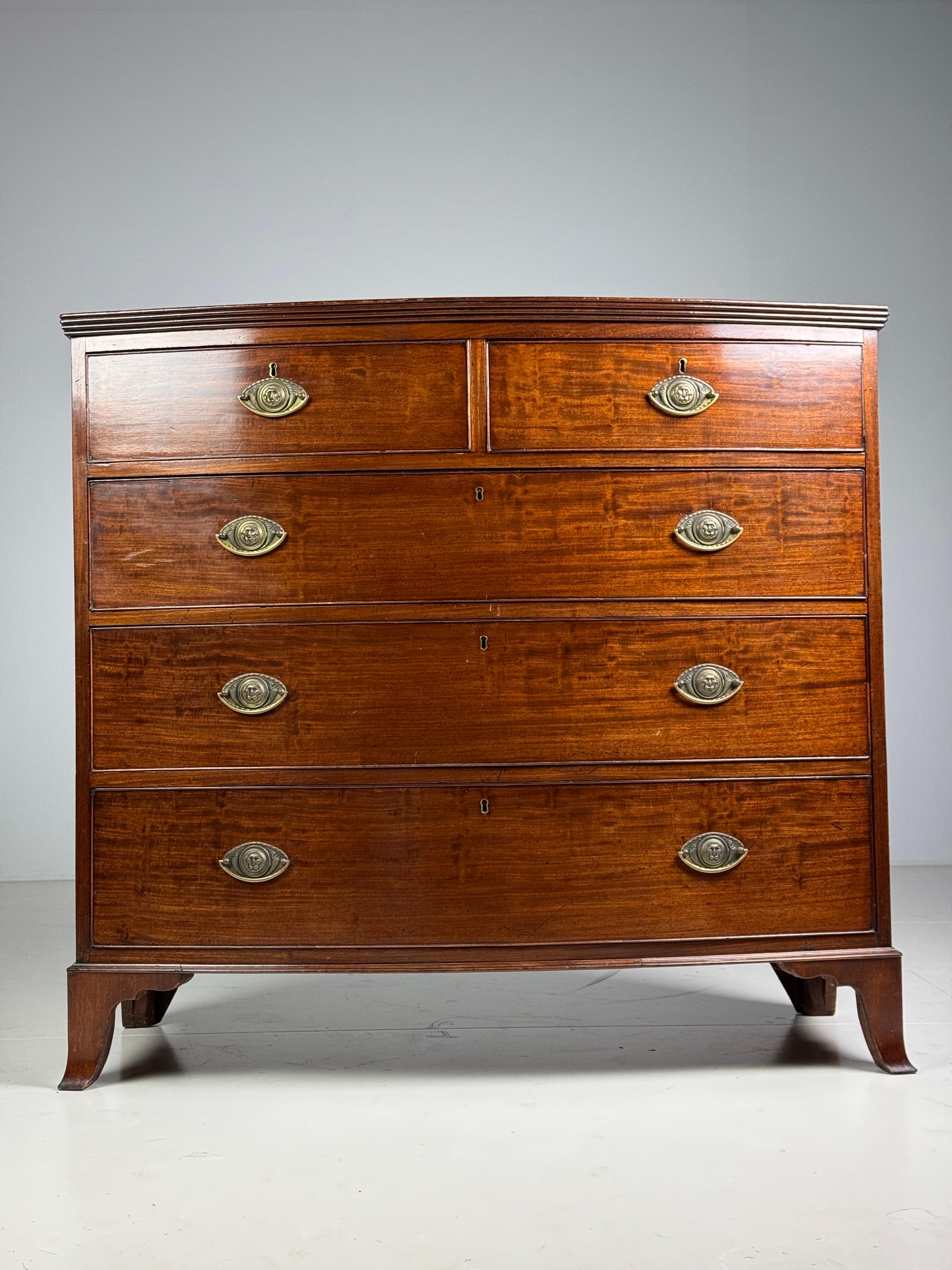 Commode ad arco in mogano del XIX secolo in vendita 10