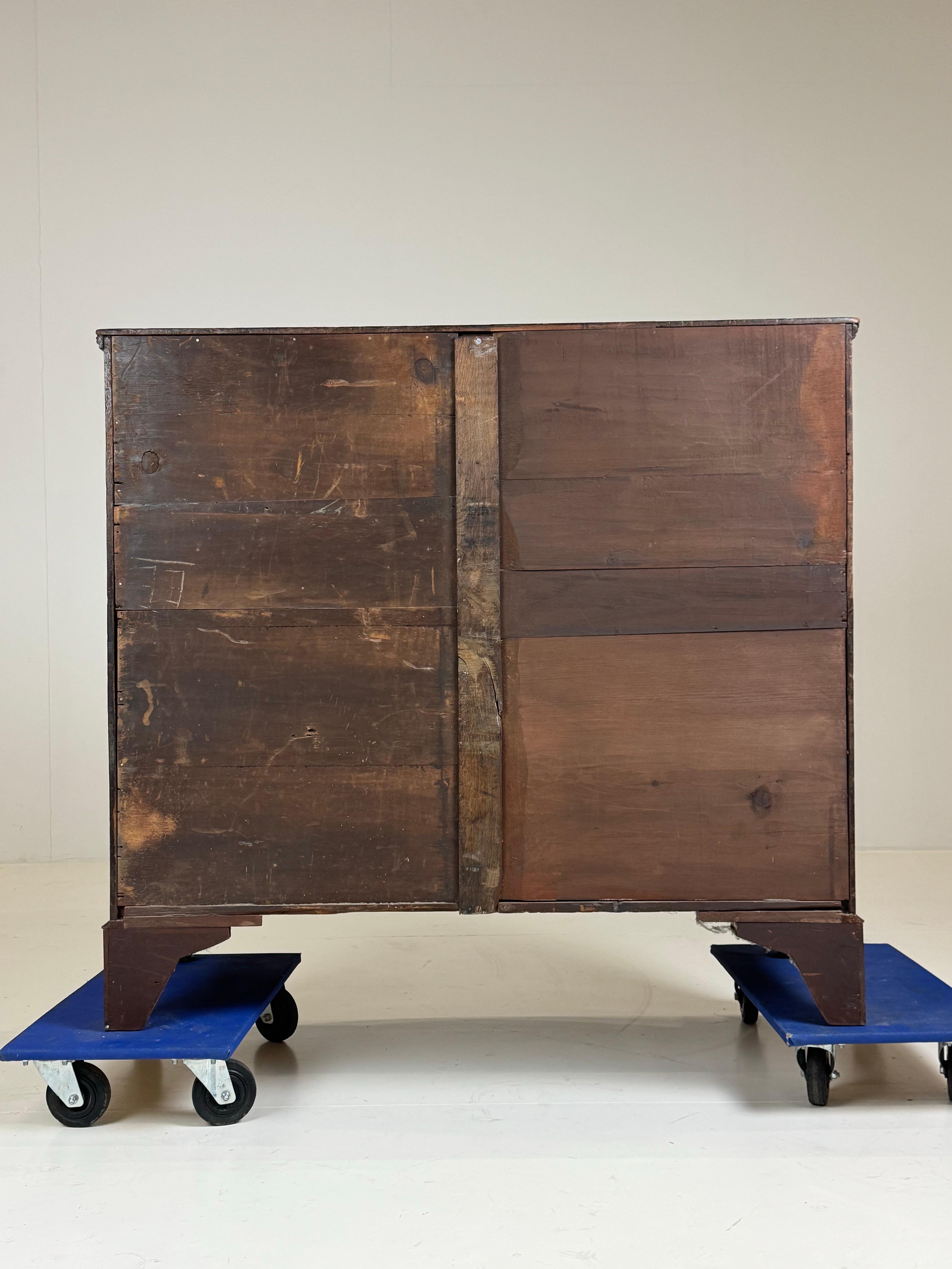 Commode ad arco in mogano del XIX secolo in vendita 11