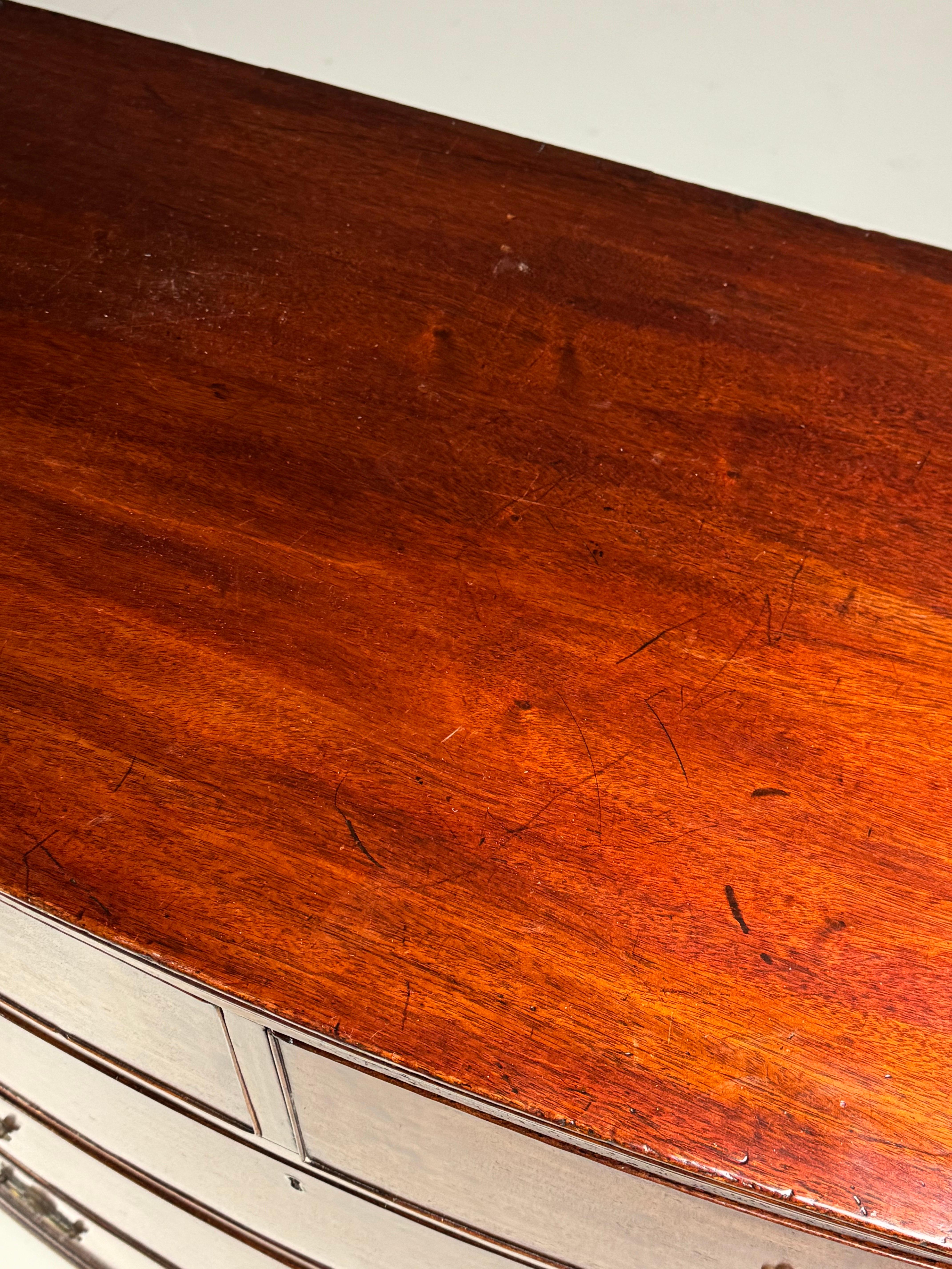 Commode ad arco in mogano del XIX secolo in vendita 14