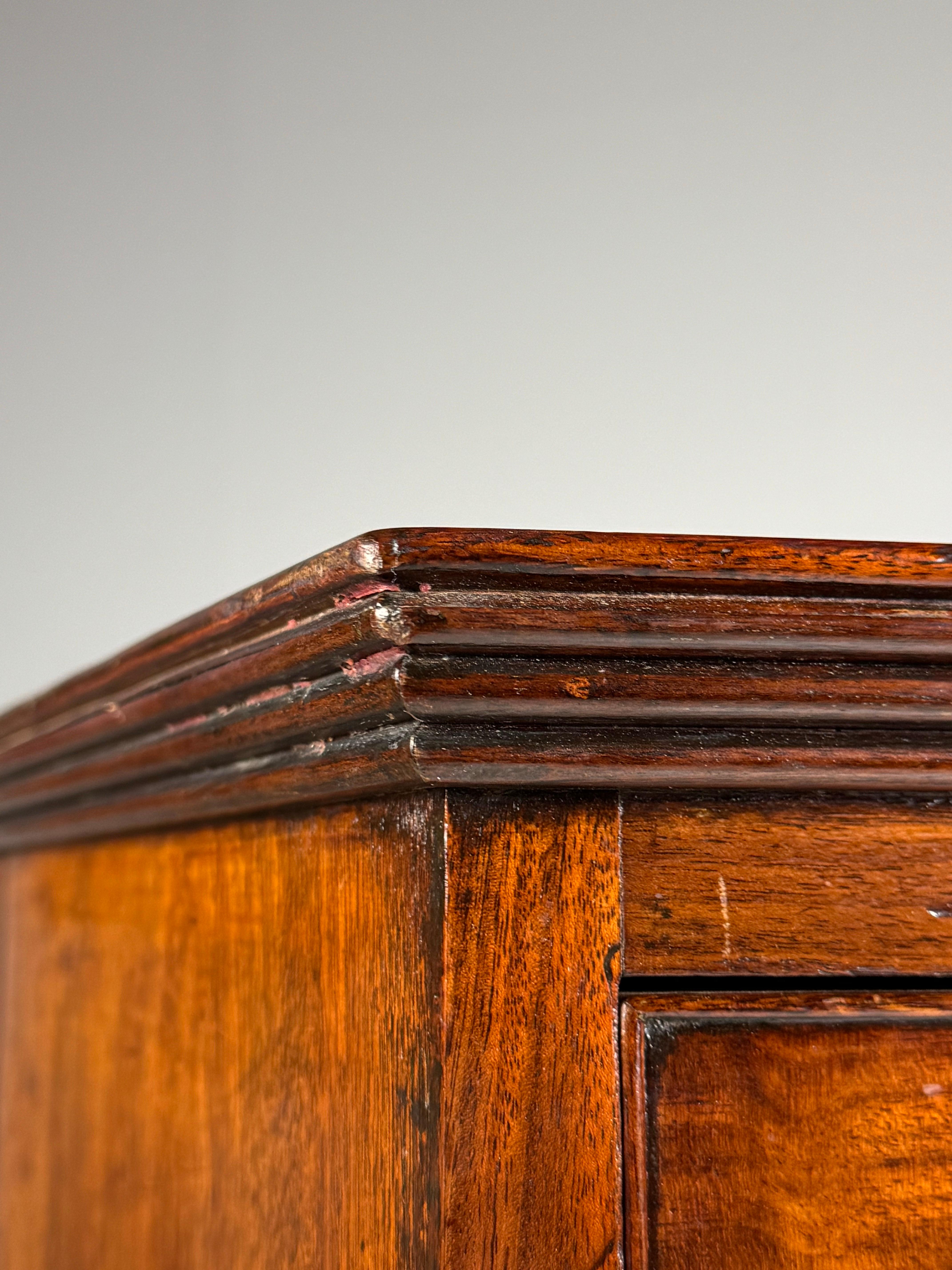 Grande cassettiera/comodino.
Originario dell'Inghilterra. Con fiocco frontale. Legno di mogano, XIX secolo.

Dimensioni: 121L x 57D x 111H

In ottime condizioni