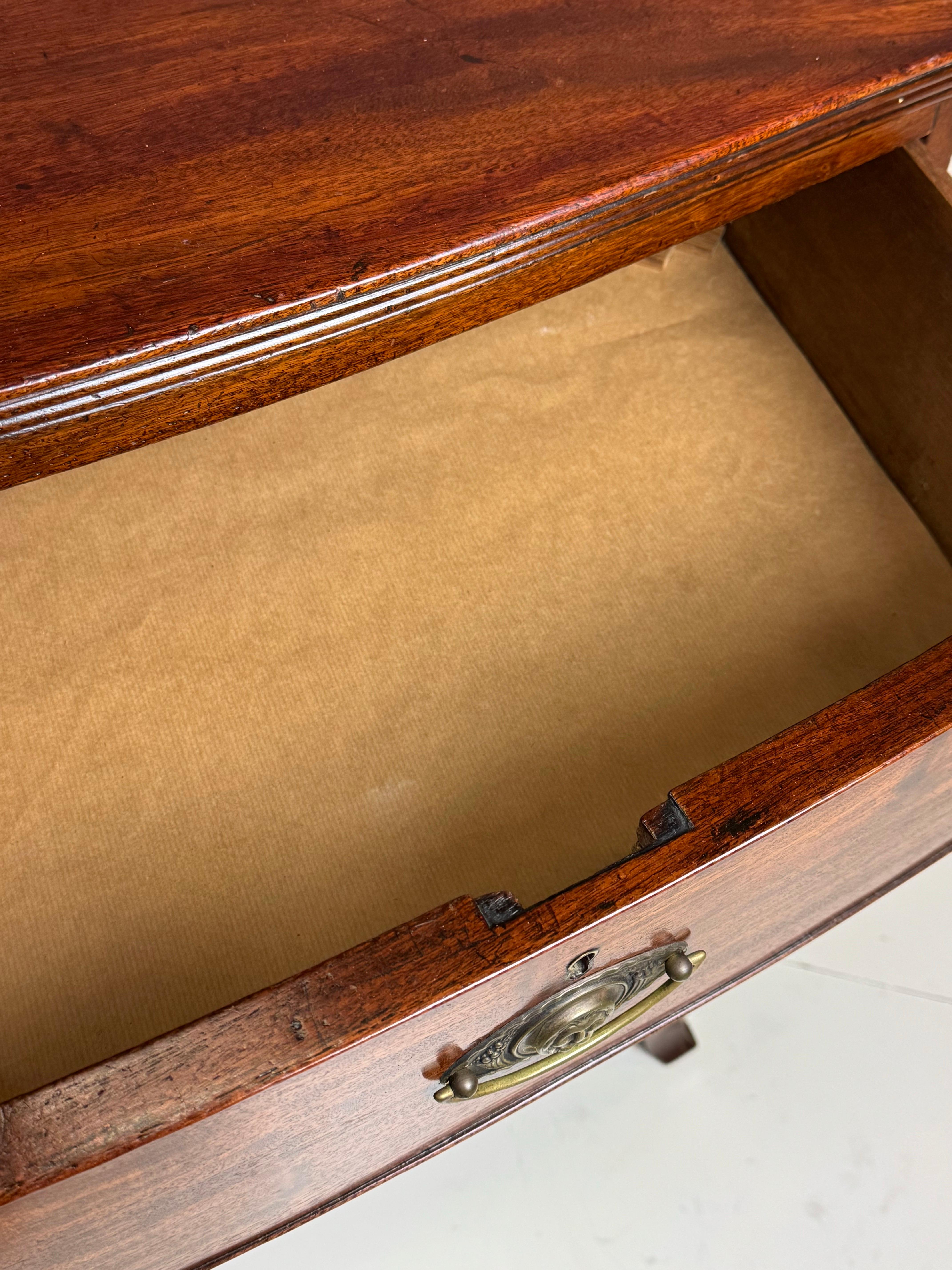 Commode ad arco in mogano del XIX secolo In condizioni buone in vendita a MILL, NL