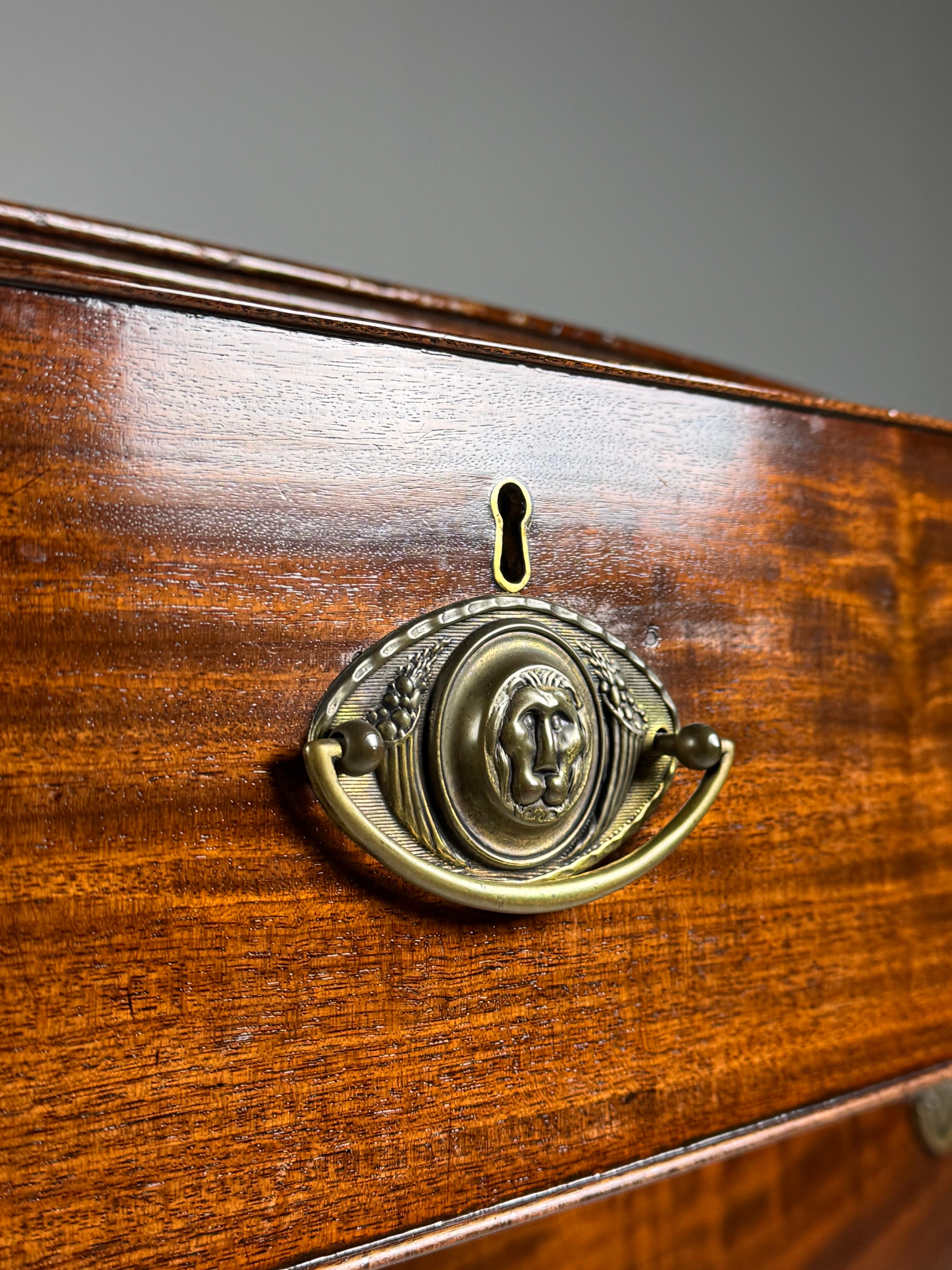 Mogano Commode ad arco in mogano del XIX secolo in vendita