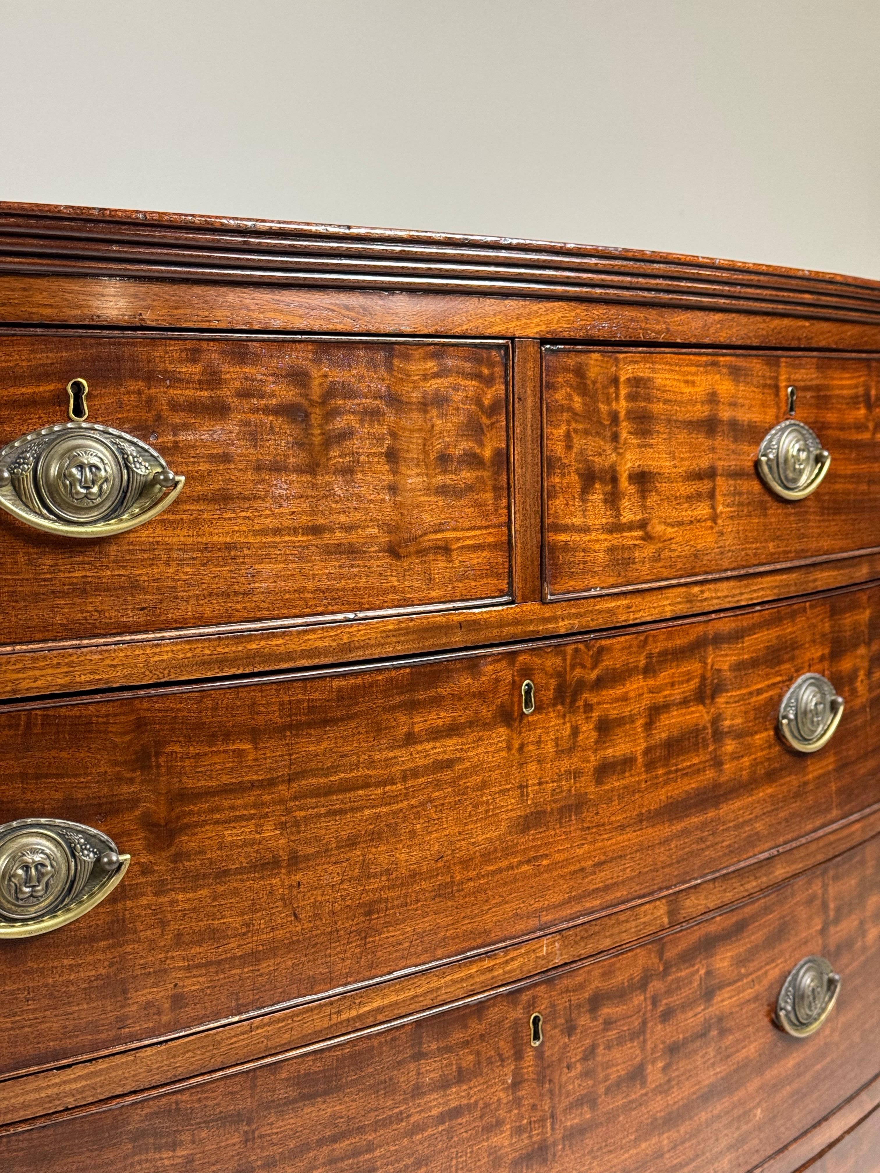 Commode ad arco in mogano del XIX secolo in vendita 1