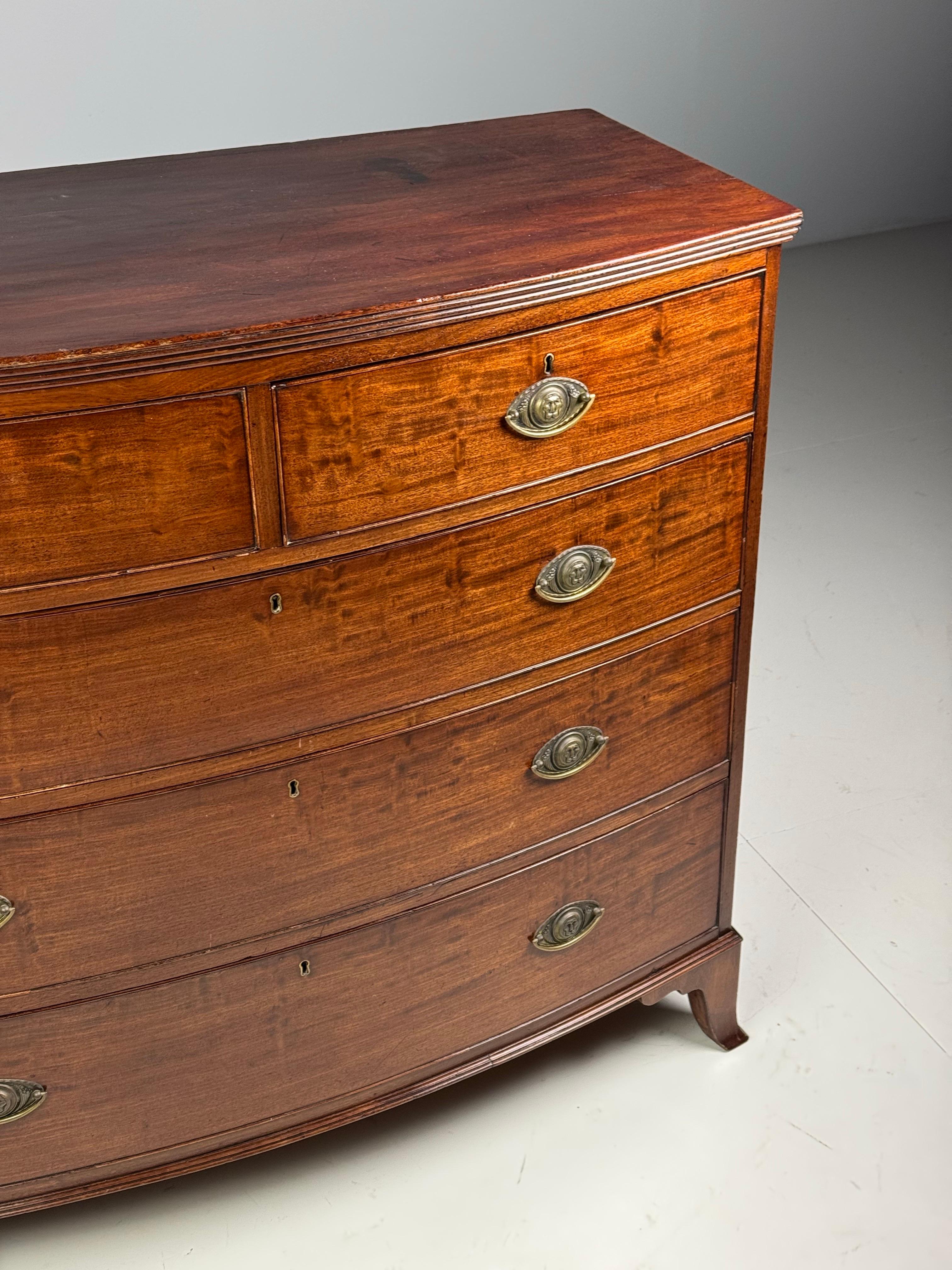 Commode ad arco in mogano del XIX secolo in vendita 2