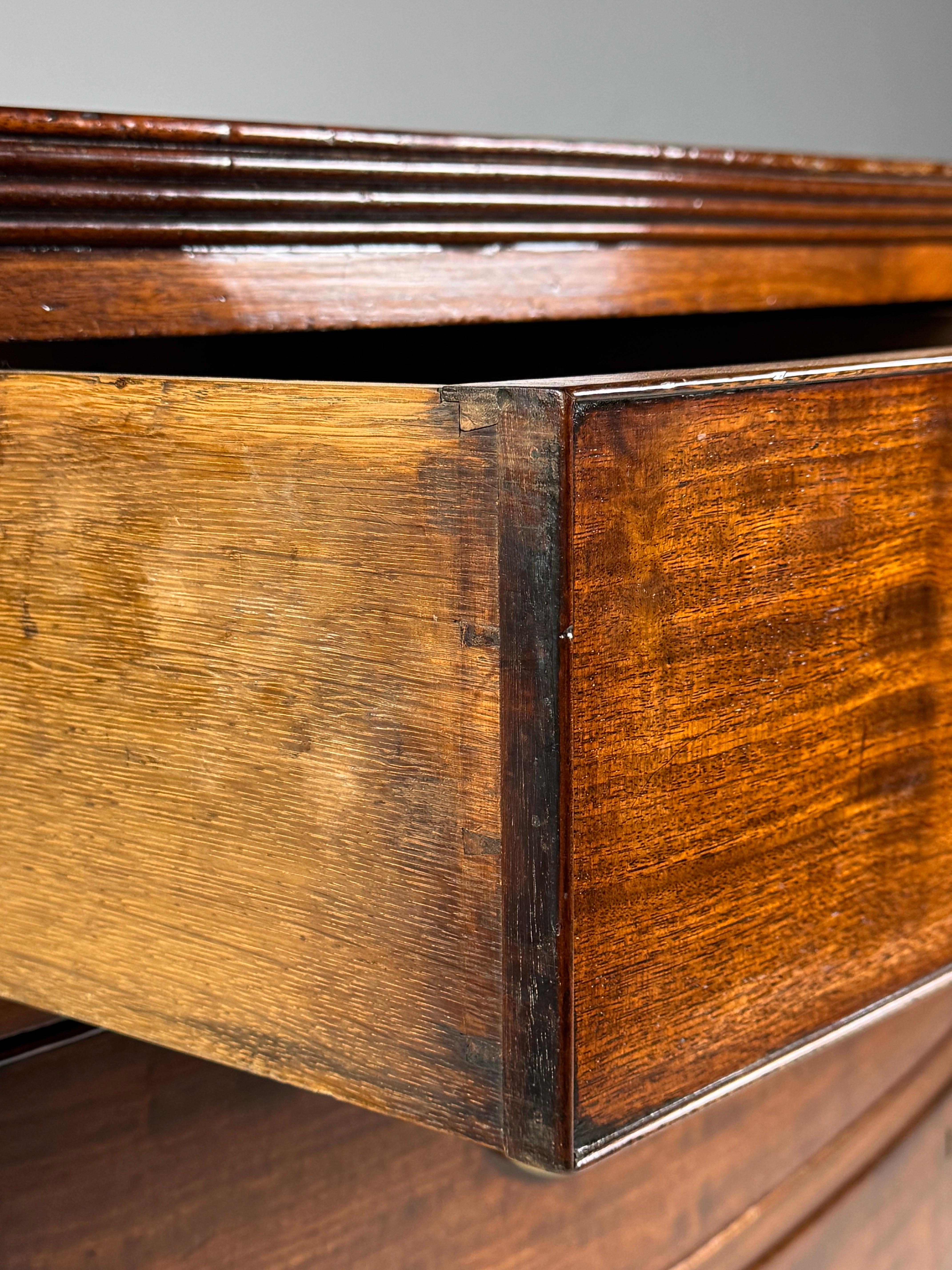 Commode ad arco in mogano del XIX secolo in vendita 3