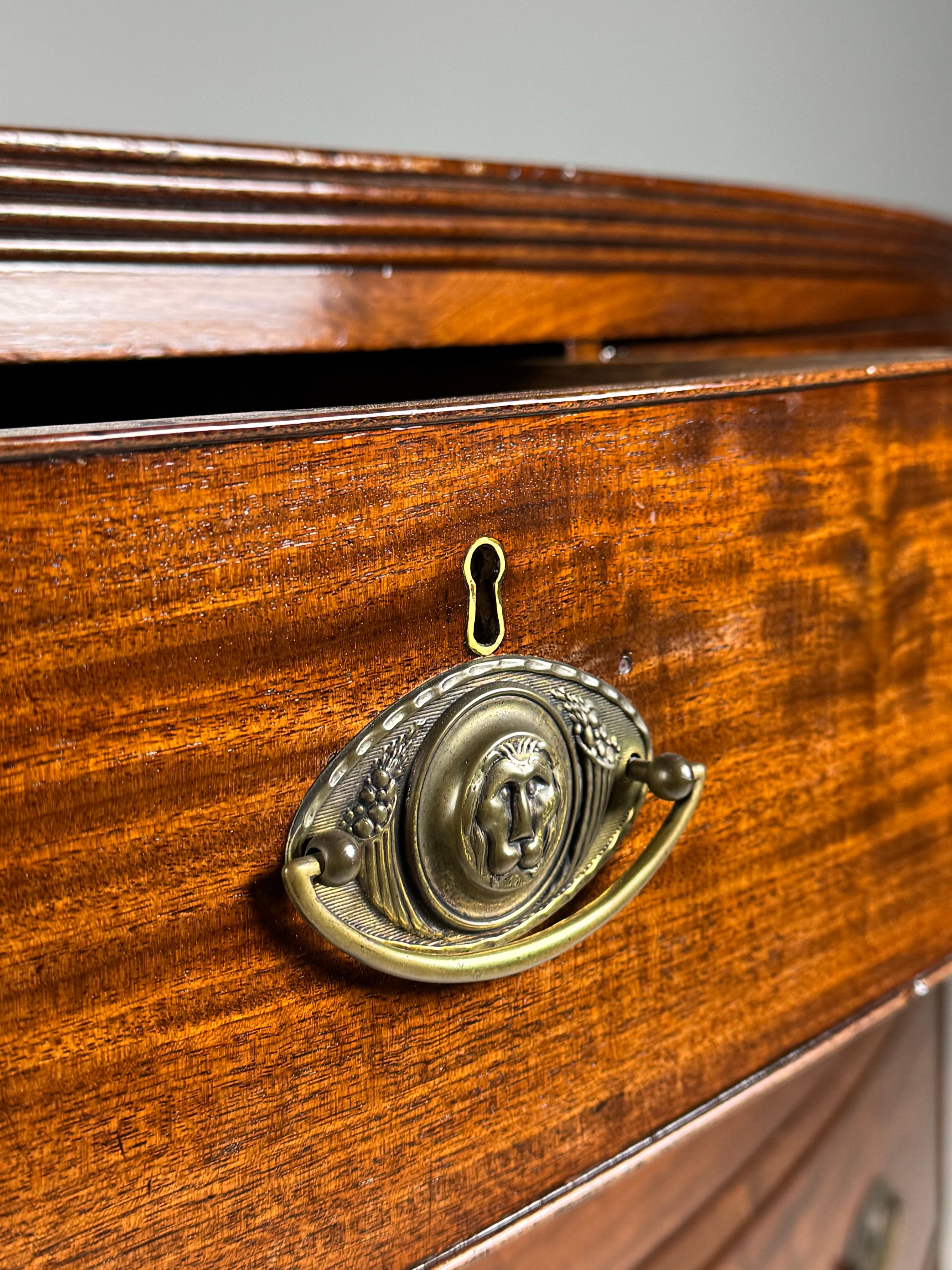 Commode ad arco in mogano del XIX secolo in vendita 4