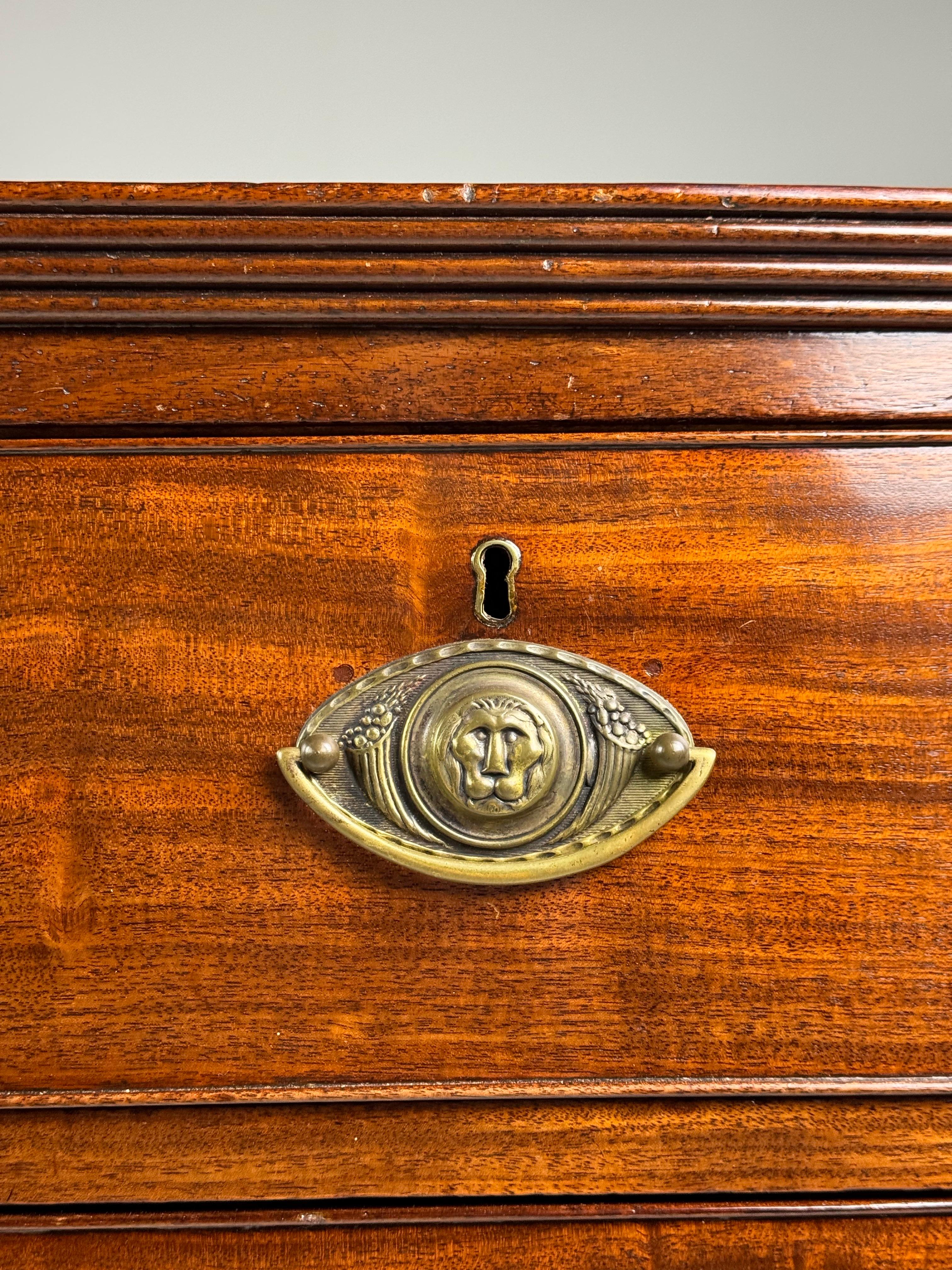 Commode ad arco in mogano del XIX secolo in vendita 5