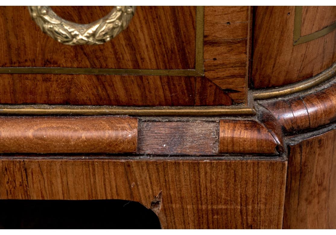 Scrivania con foro a ginocchio intarsiato in ottone del XIX secolo in mogano da restaurare in vendita 8