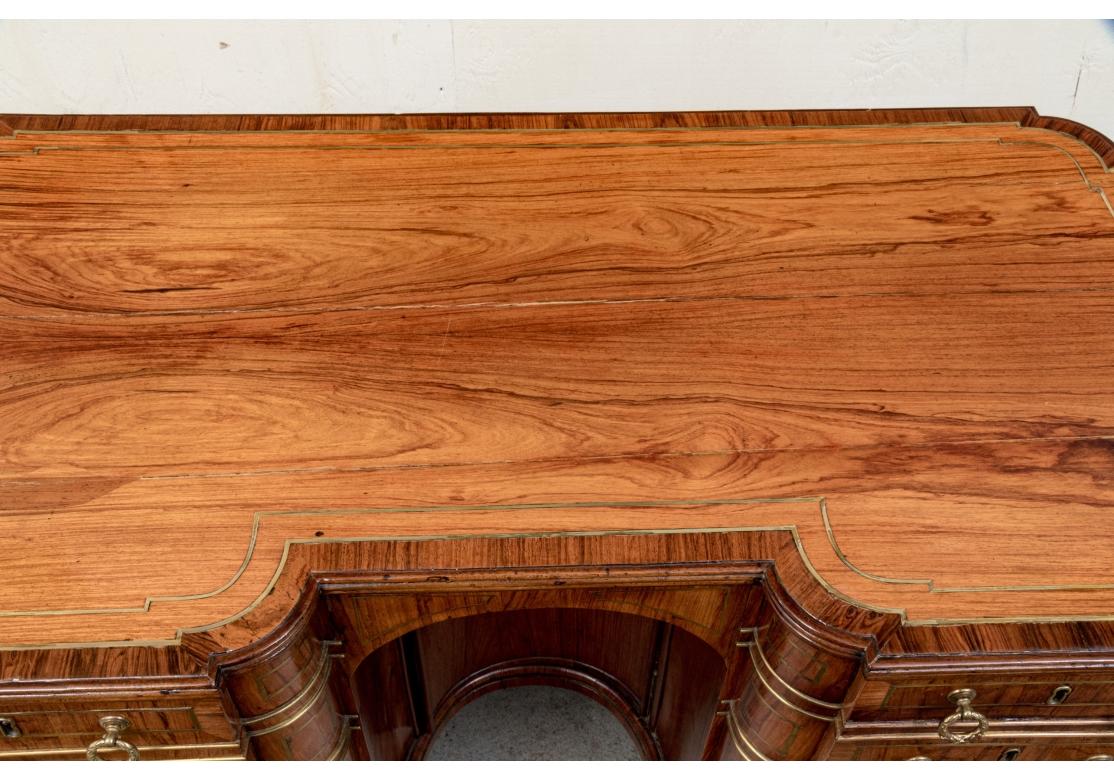 Ottone Scrivania con foro a ginocchio intarsiato in ottone del XIX secolo in mogano da restaurare in vendita