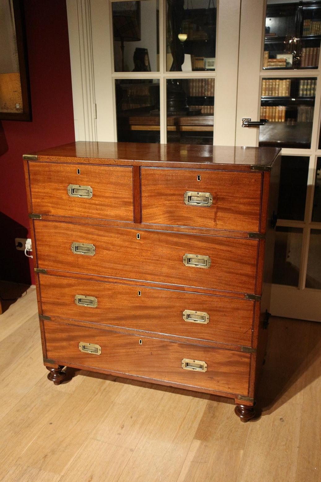 Beautiful campaign 2-part mahogany chest of drawers in perfect condition. Nice light mahogany color.

Origin England
Period circa 1840

Measure. 91cm x 45cm x H.102cm

The campaign cabinets went with the Officers when they were sent to one of
