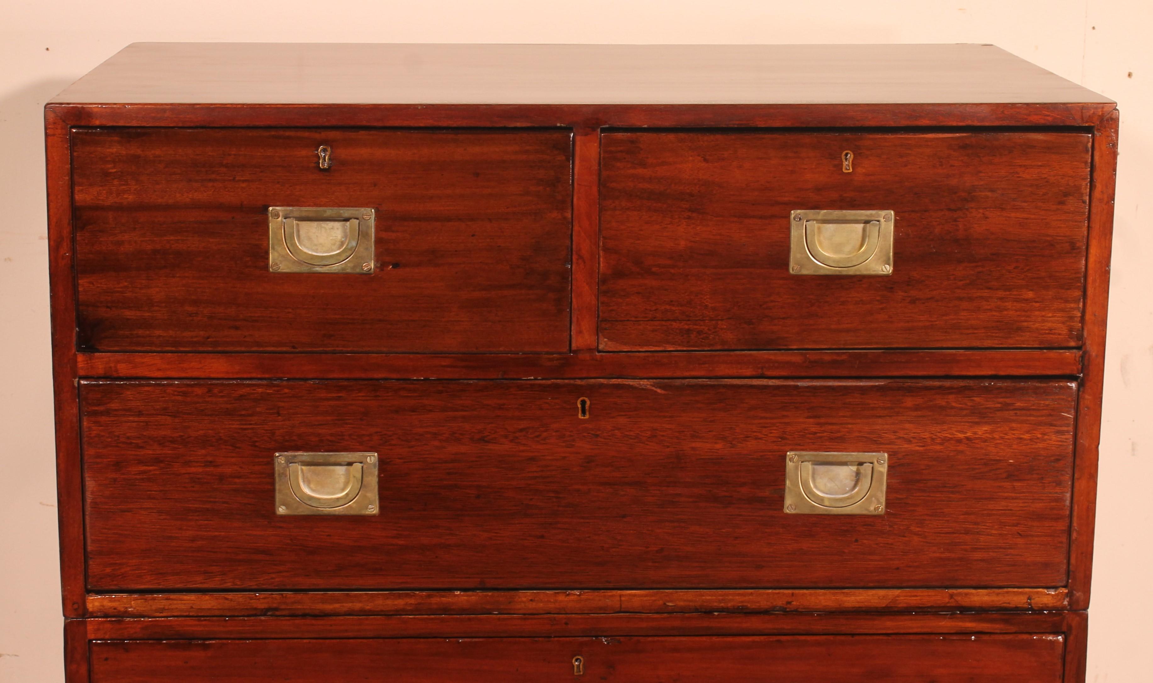 Superb 19th century navy chest of drawers in mahogany from the English navy

Chest of drawers with typical handles typical of campaign furniture which have a lot of charm as well as its four carrying handles

Commode which by its shape and style